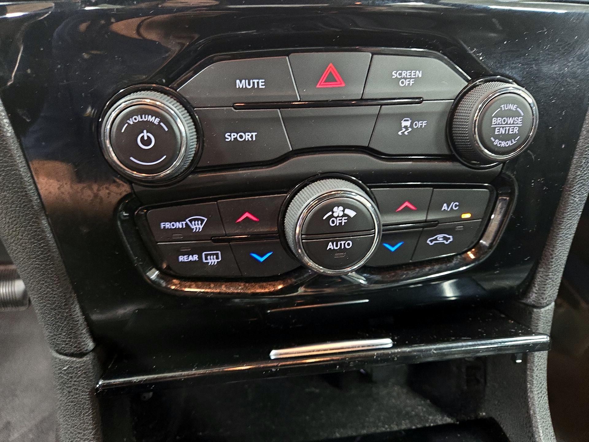 Thumbnail: 2019 Chrysler 300 - 16