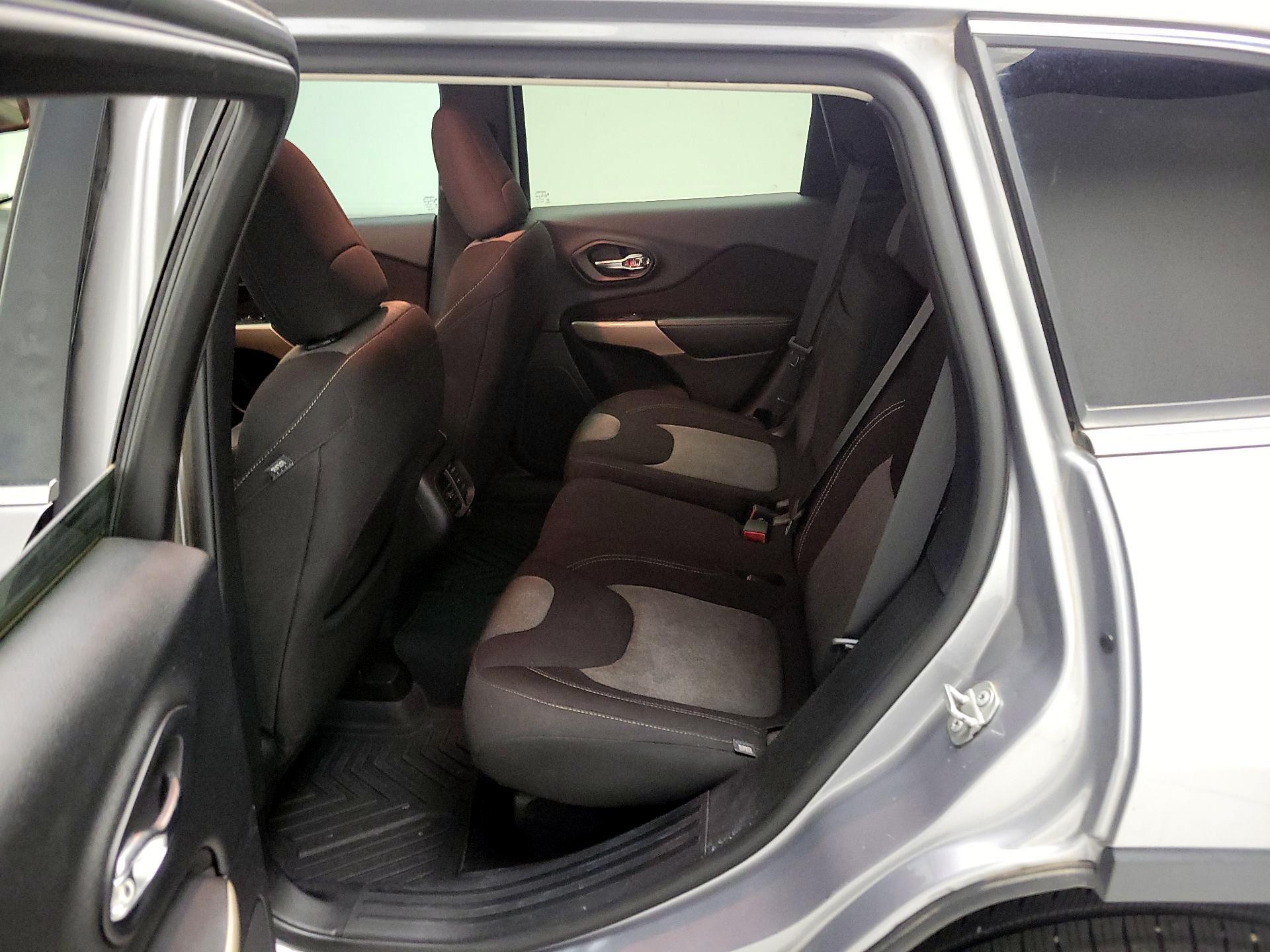 Thumbnail: 2018 Jeep Cherokee - 18
