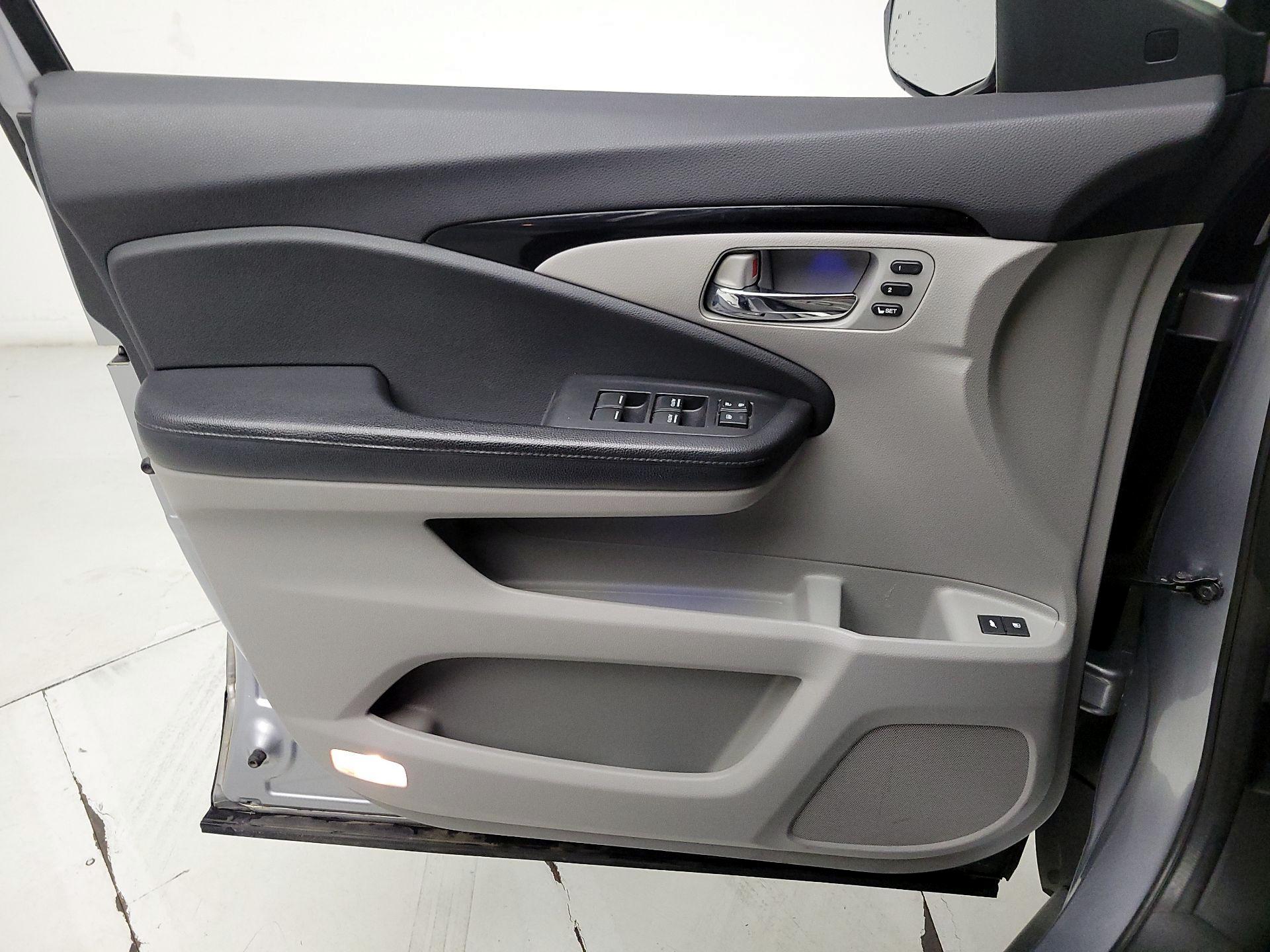 Thumbnail: 2017 Honda Pilot - 12