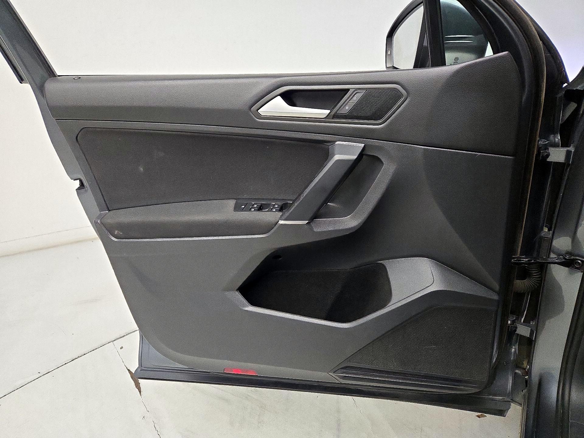 Thumbnail: 2020 Volkswagen Tiguan - 12