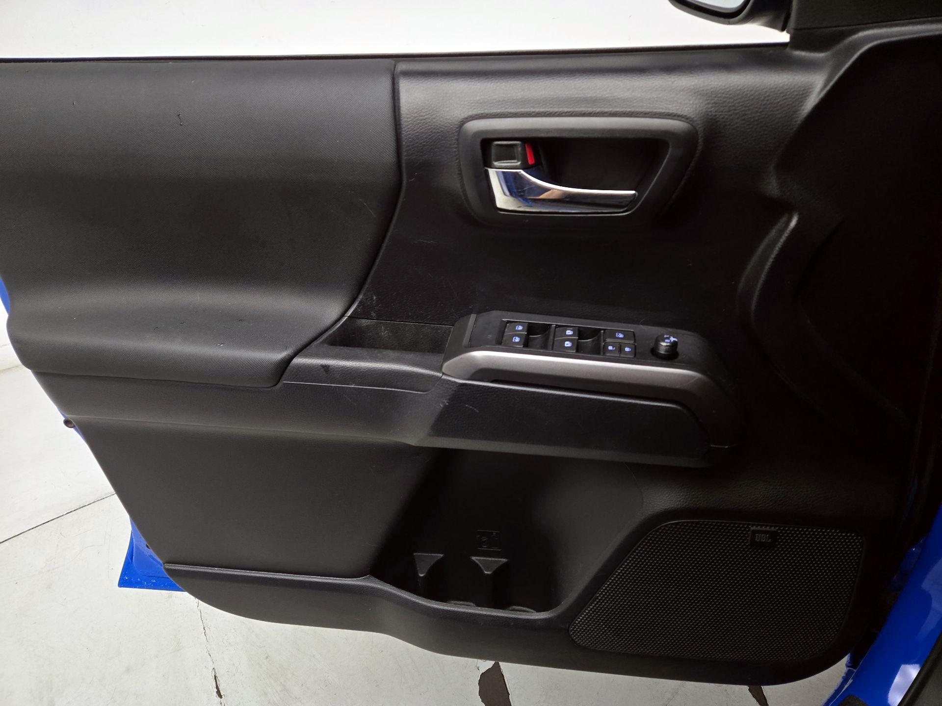 Thumbnail: 2020 Toyota Tacoma - 12