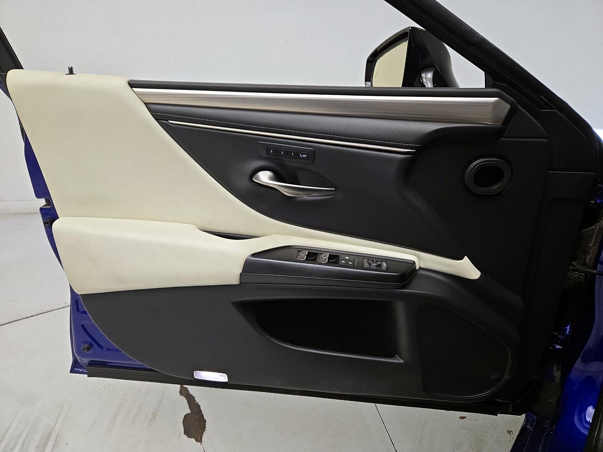 Thumbnail: 2021 Lexus ES - 12