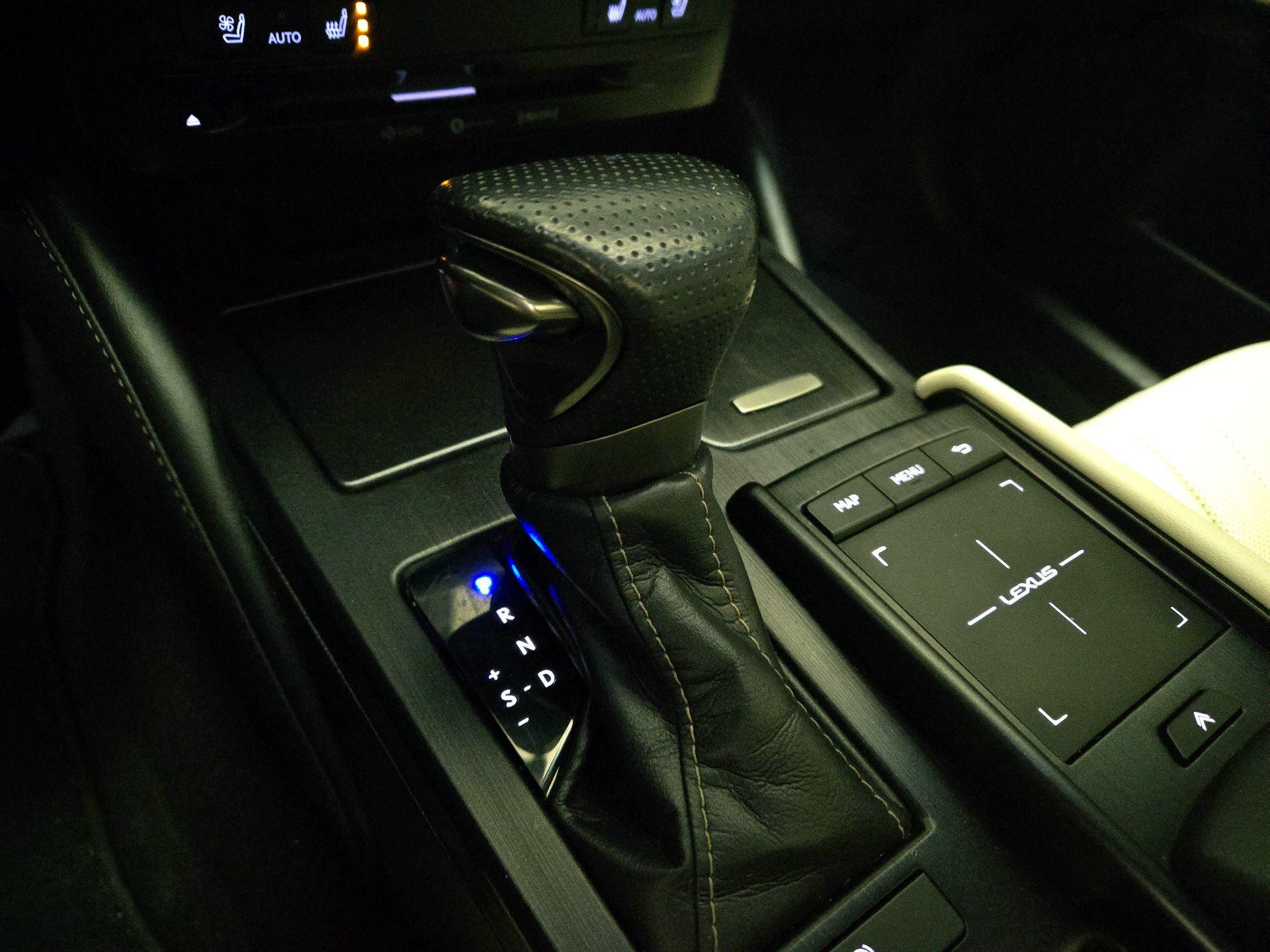 Thumbnail: 2021 Lexus ES - 18