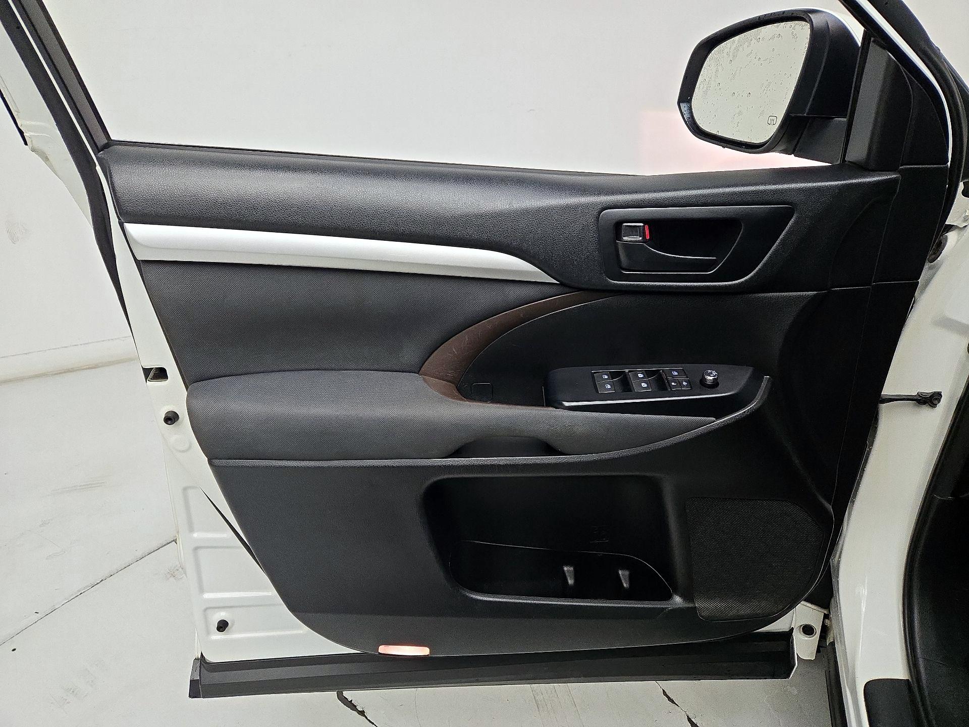 Thumbnail: 2017 Toyota Highlander - 12