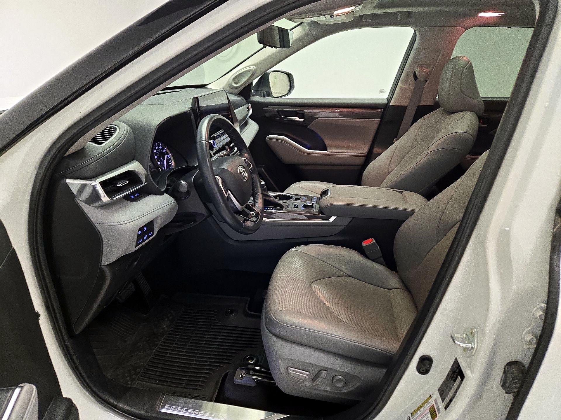 Thumbnail: 2022 Toyota Highlander - 11