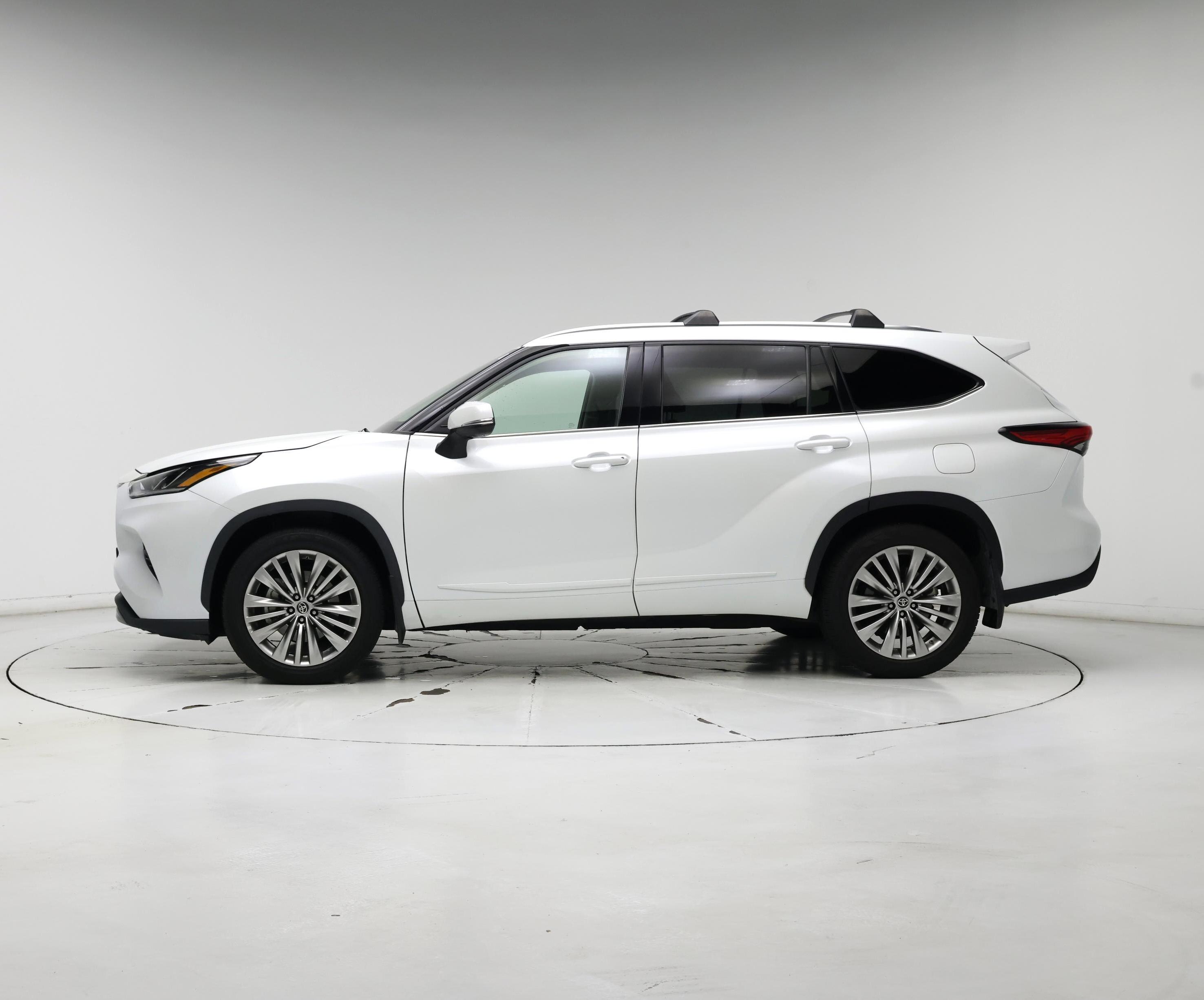 Thumbnail: 2022 Toyota Highlander - 3