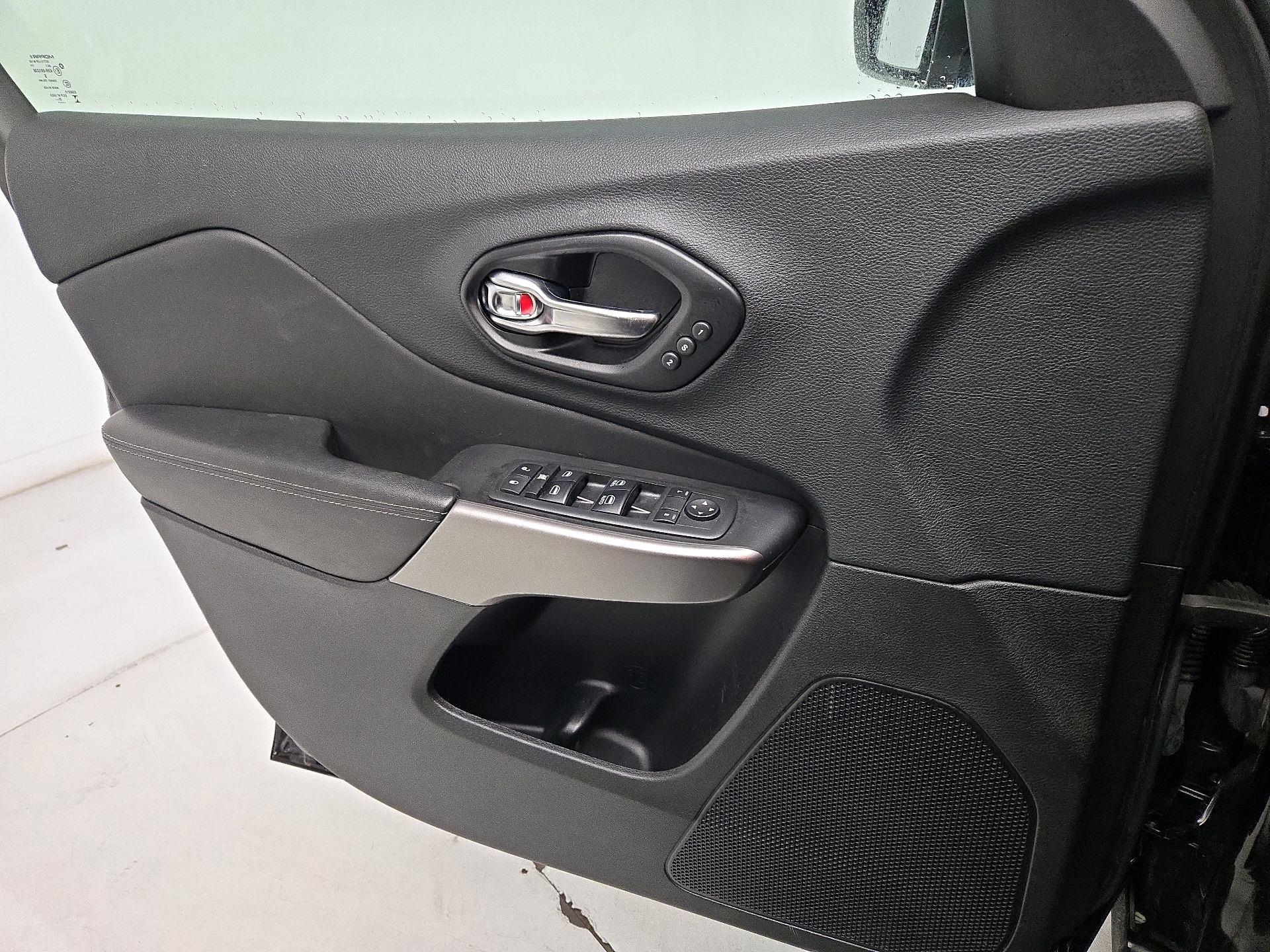 Thumbnail: 2021 Jeep Cherokee - 12