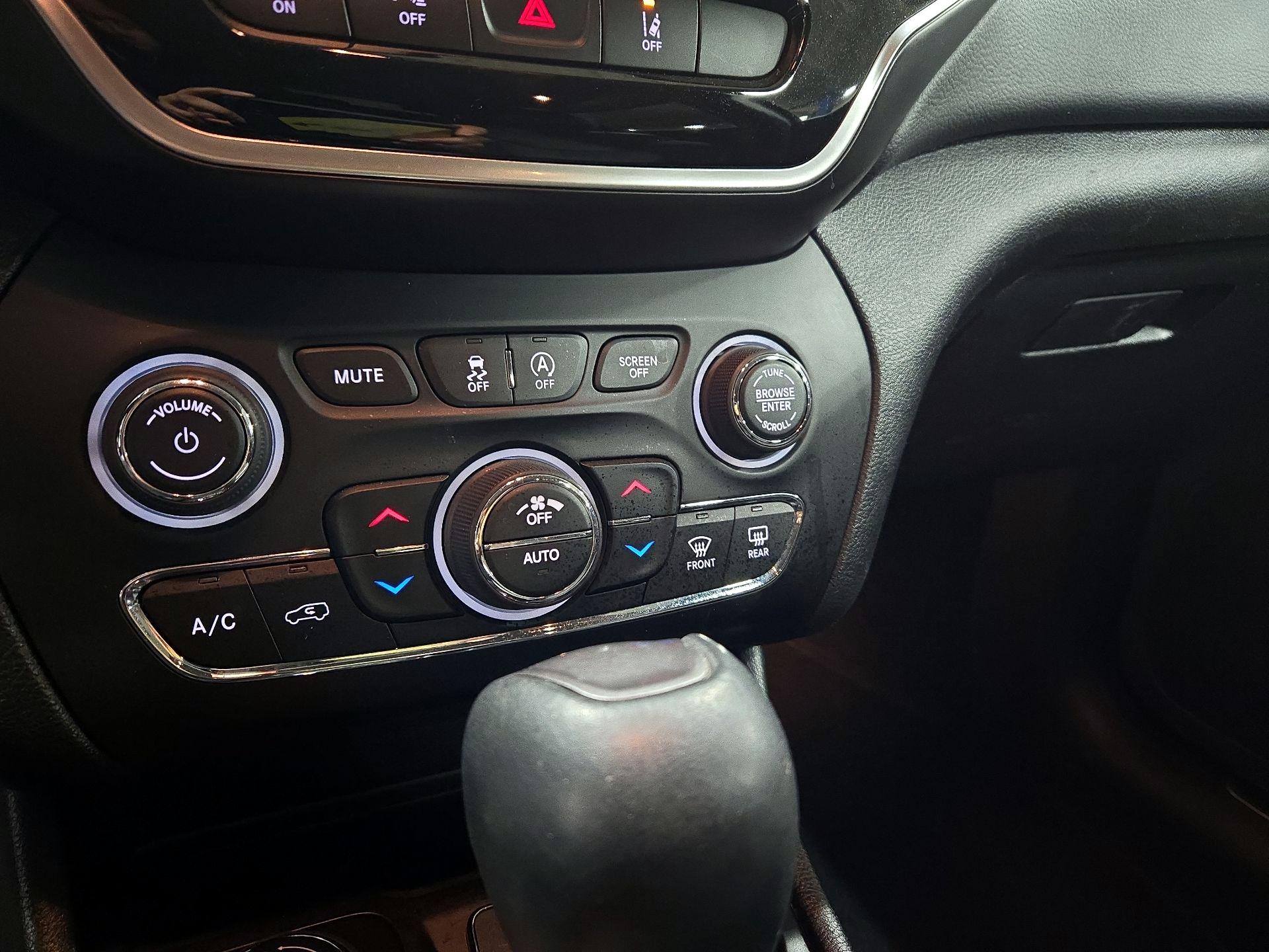 Thumbnail: 2021 Jeep Cherokee - 16