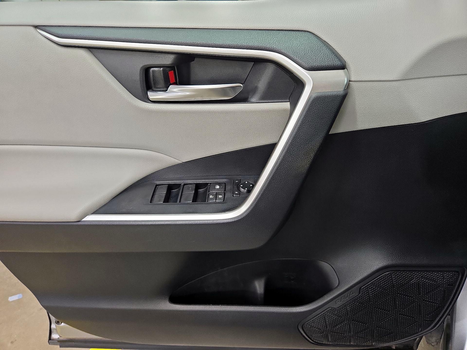 Thumbnail: 2019 Toyota RAV4 - 12