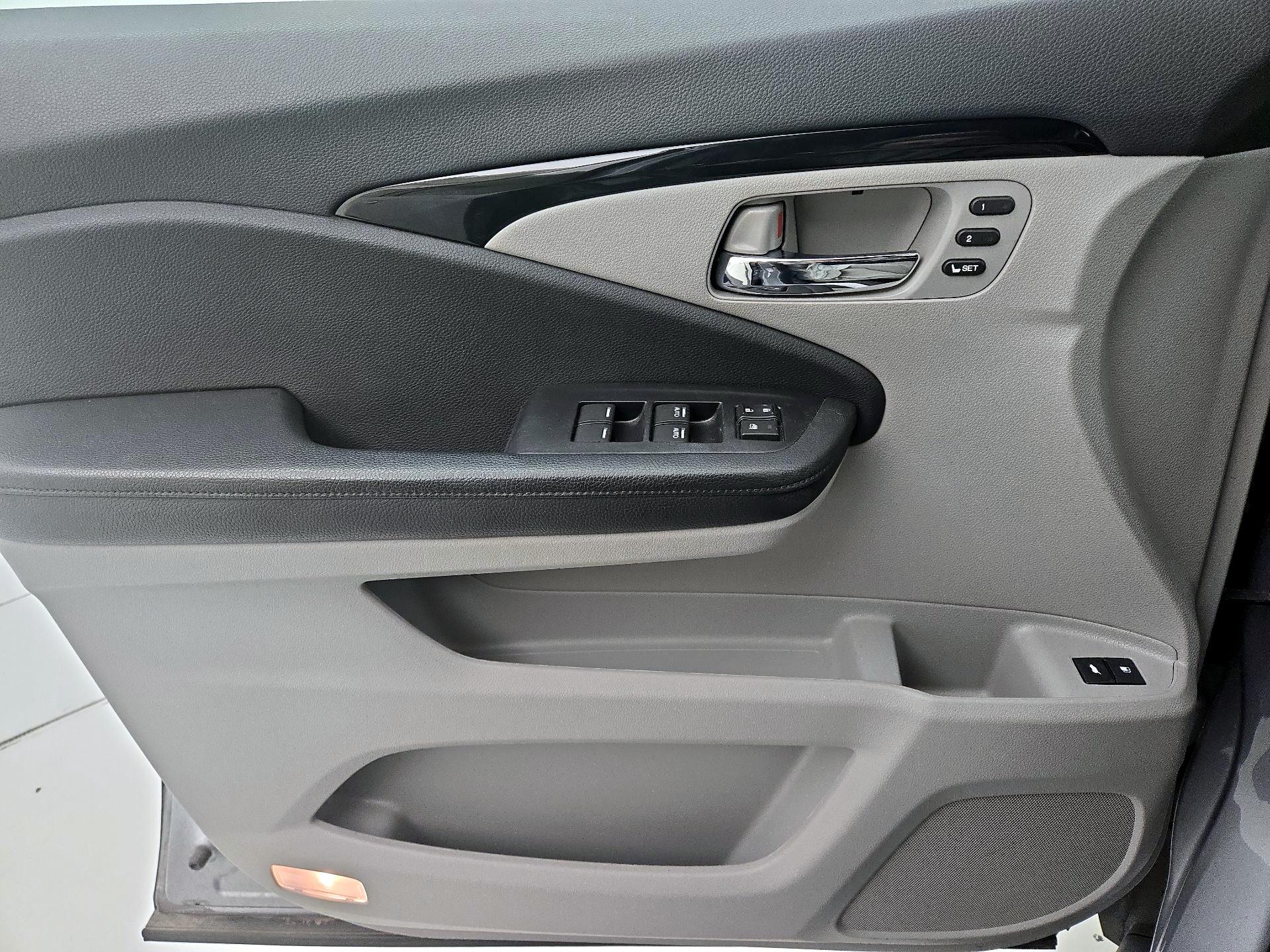 Thumbnail: 2019 Honda Pilot - 12