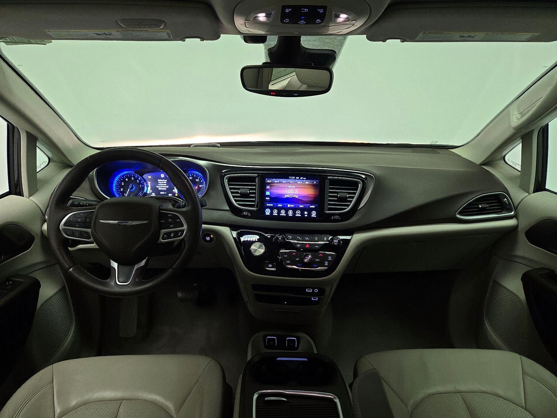 Thumbnail: 2017 Chrysler Pacifica - 9