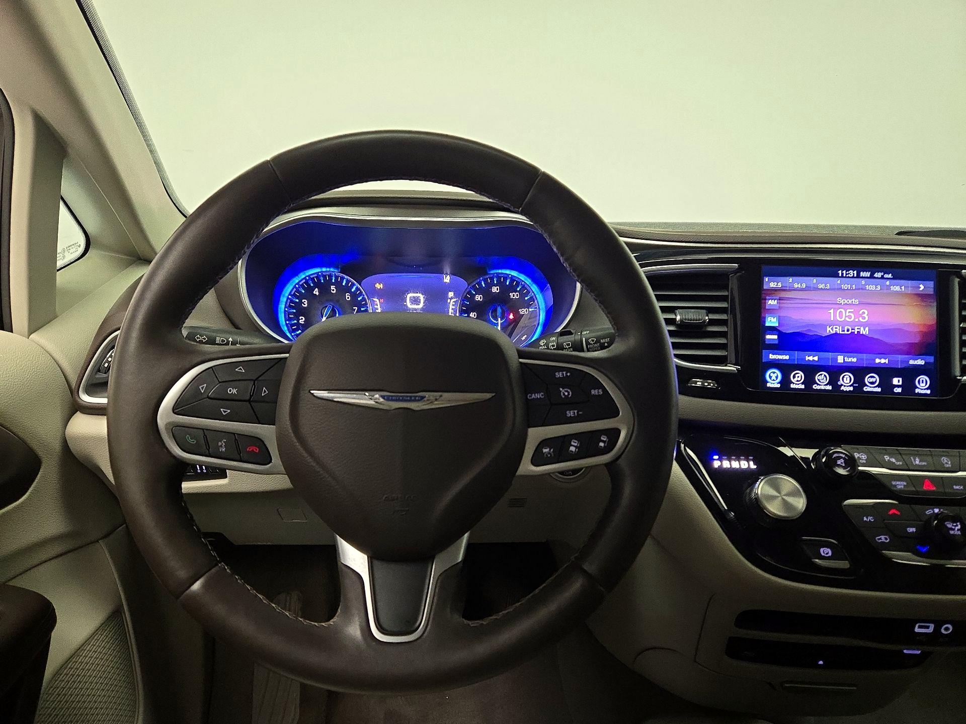 Thumbnail: 2017 Chrysler Pacifica - 10