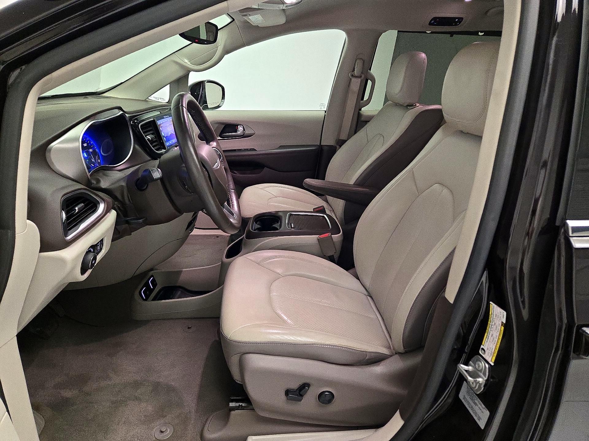 Thumbnail: 2017 Chrysler Pacifica - 11