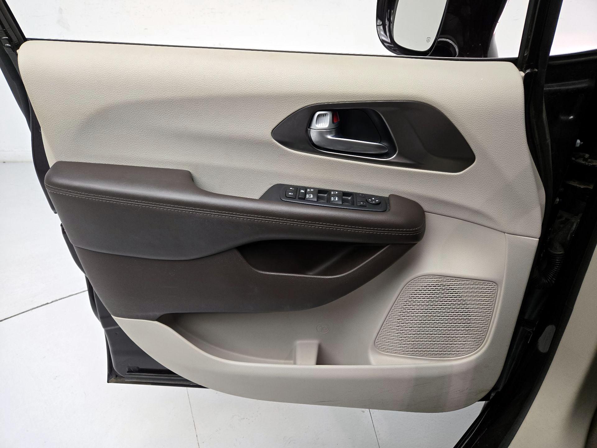 Thumbnail: 2017 Chrysler Pacifica - 12