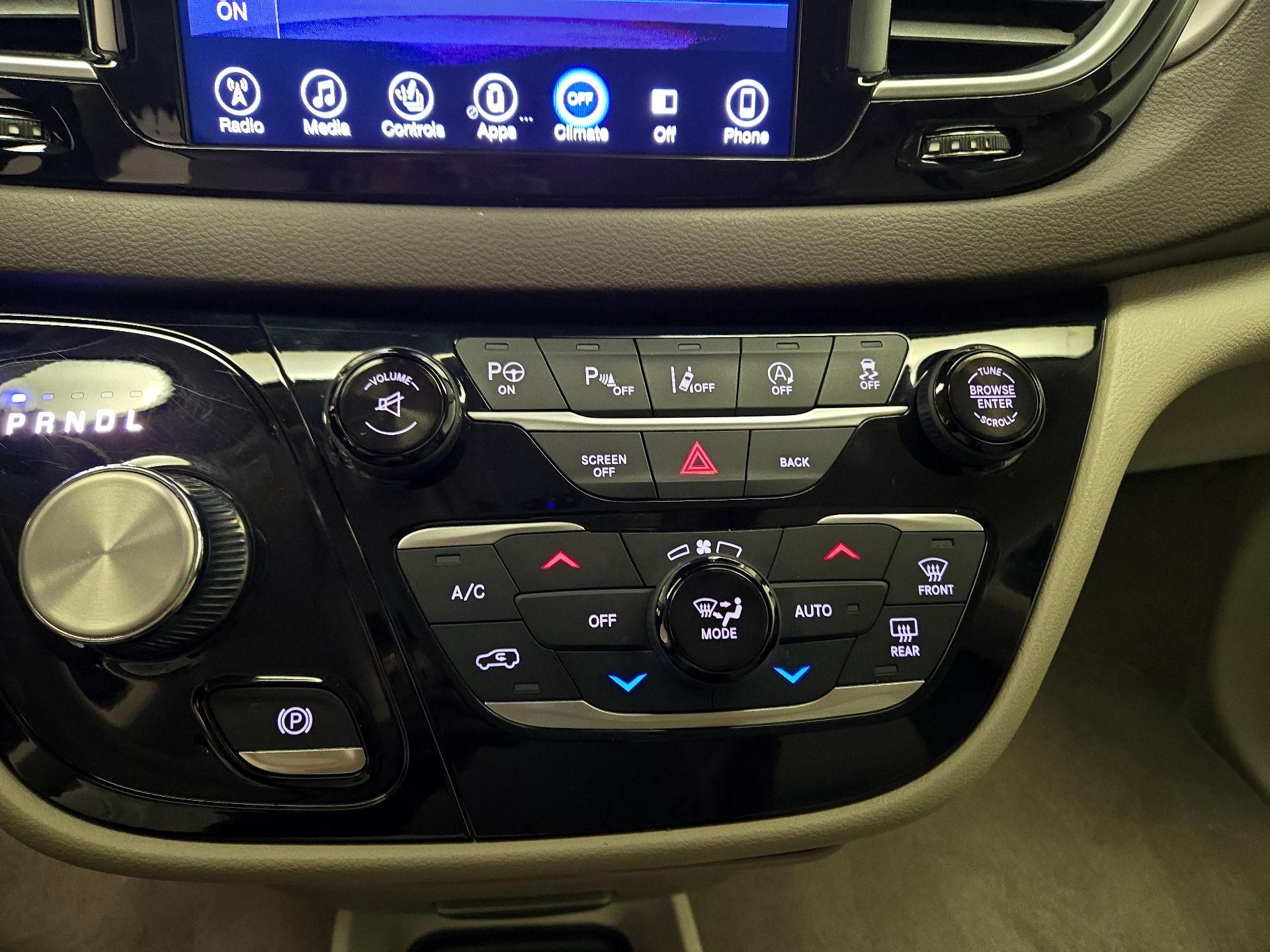 Thumbnail: 2017 Chrysler Pacifica - 16