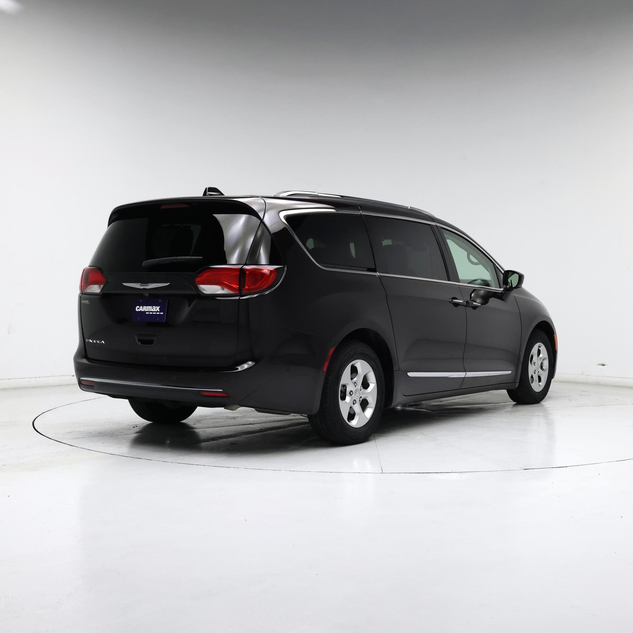 Thumbnail: 2017 Chrysler Pacifica - 8