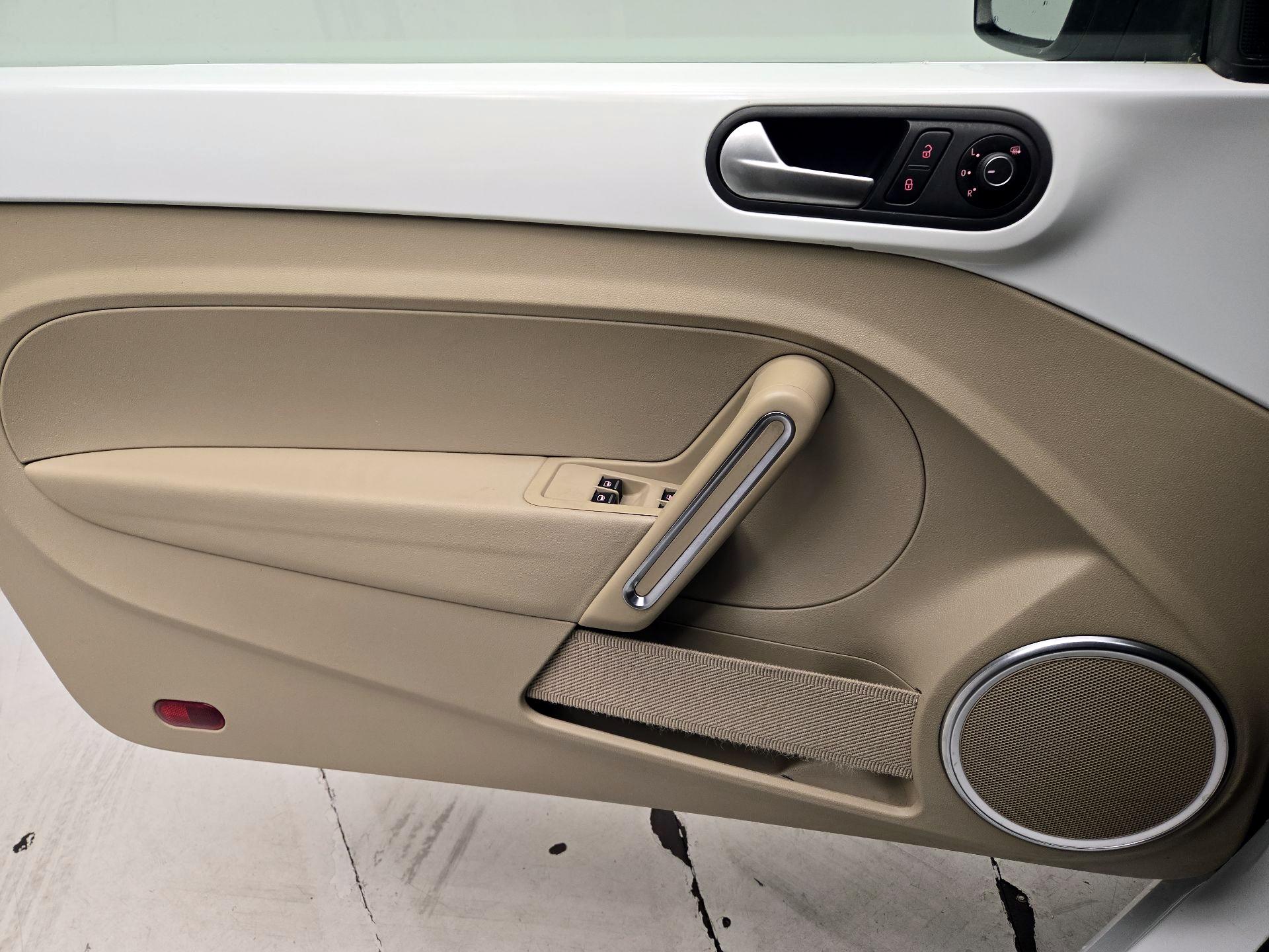 Thumbnail: 2016 Volkswagen Beetle - 12