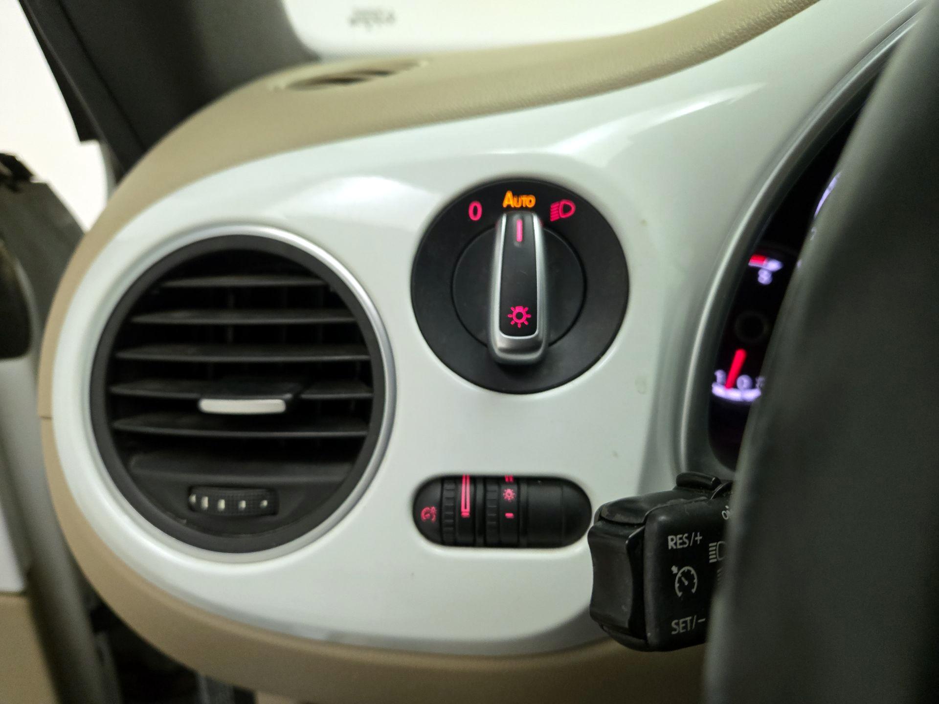 Thumbnail: 2016 Volkswagen Beetle - 13