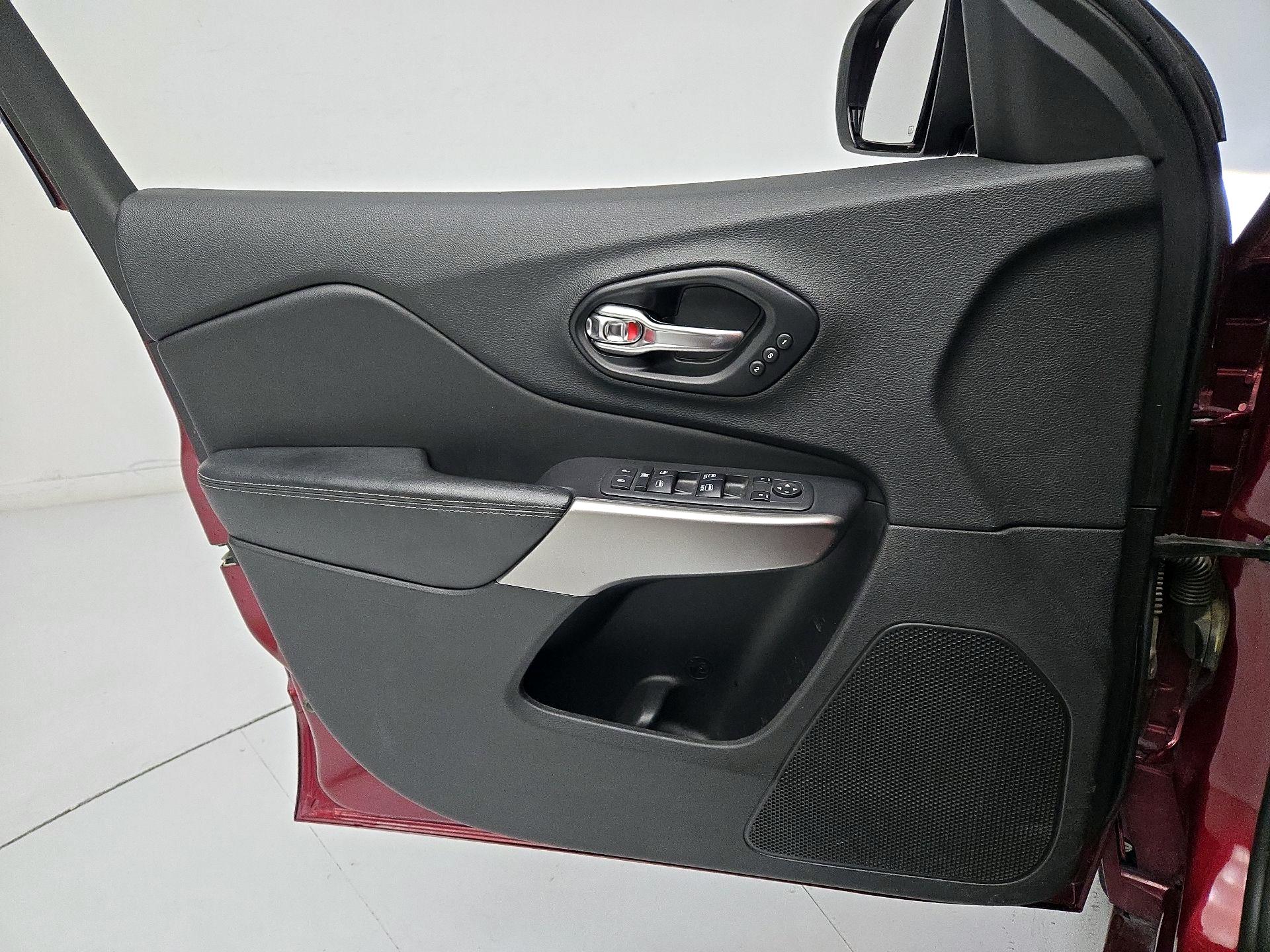 Thumbnail: 2020 Jeep Cherokee - 12