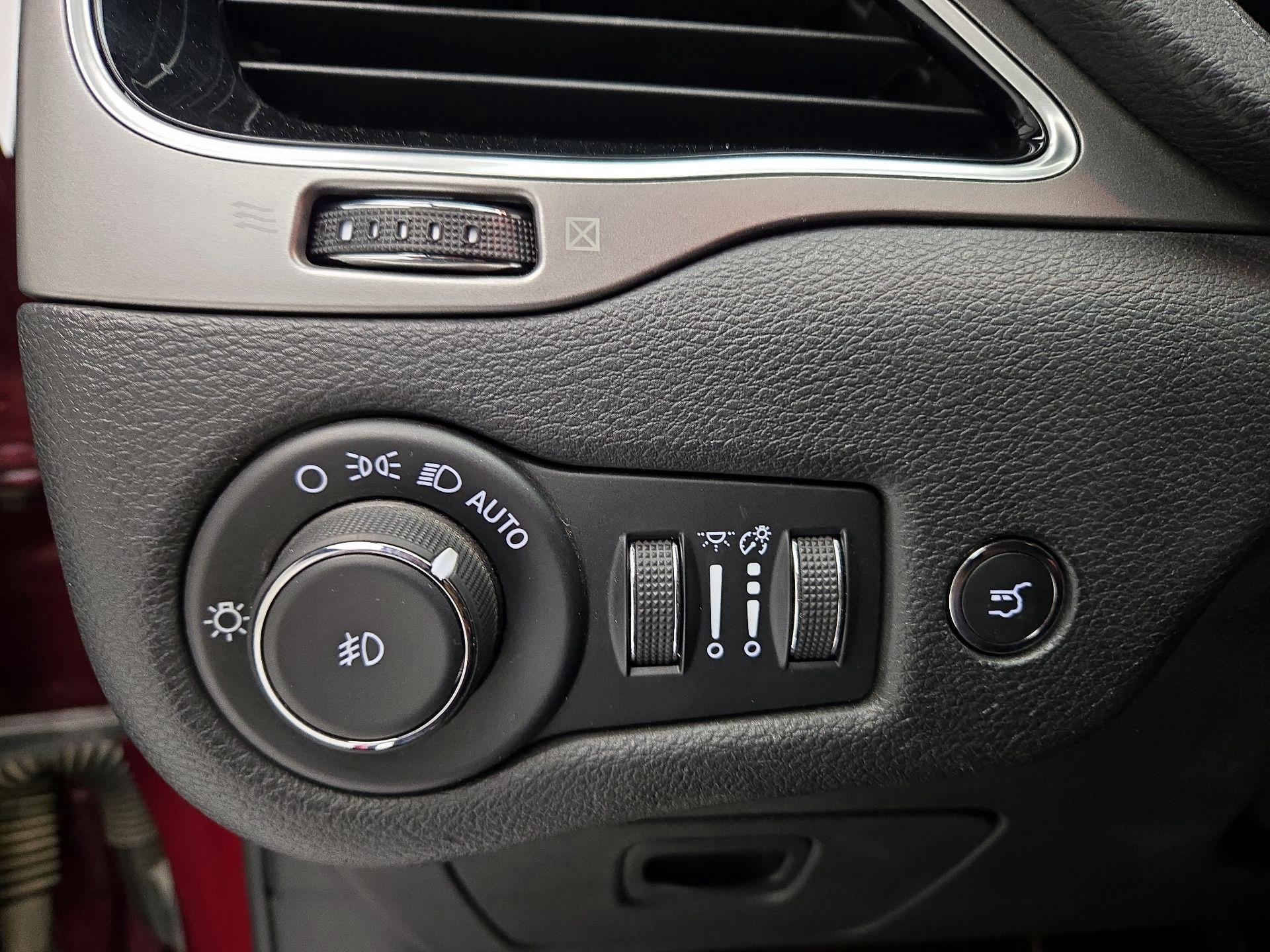 Thumbnail: 2020 Jeep Cherokee - 13