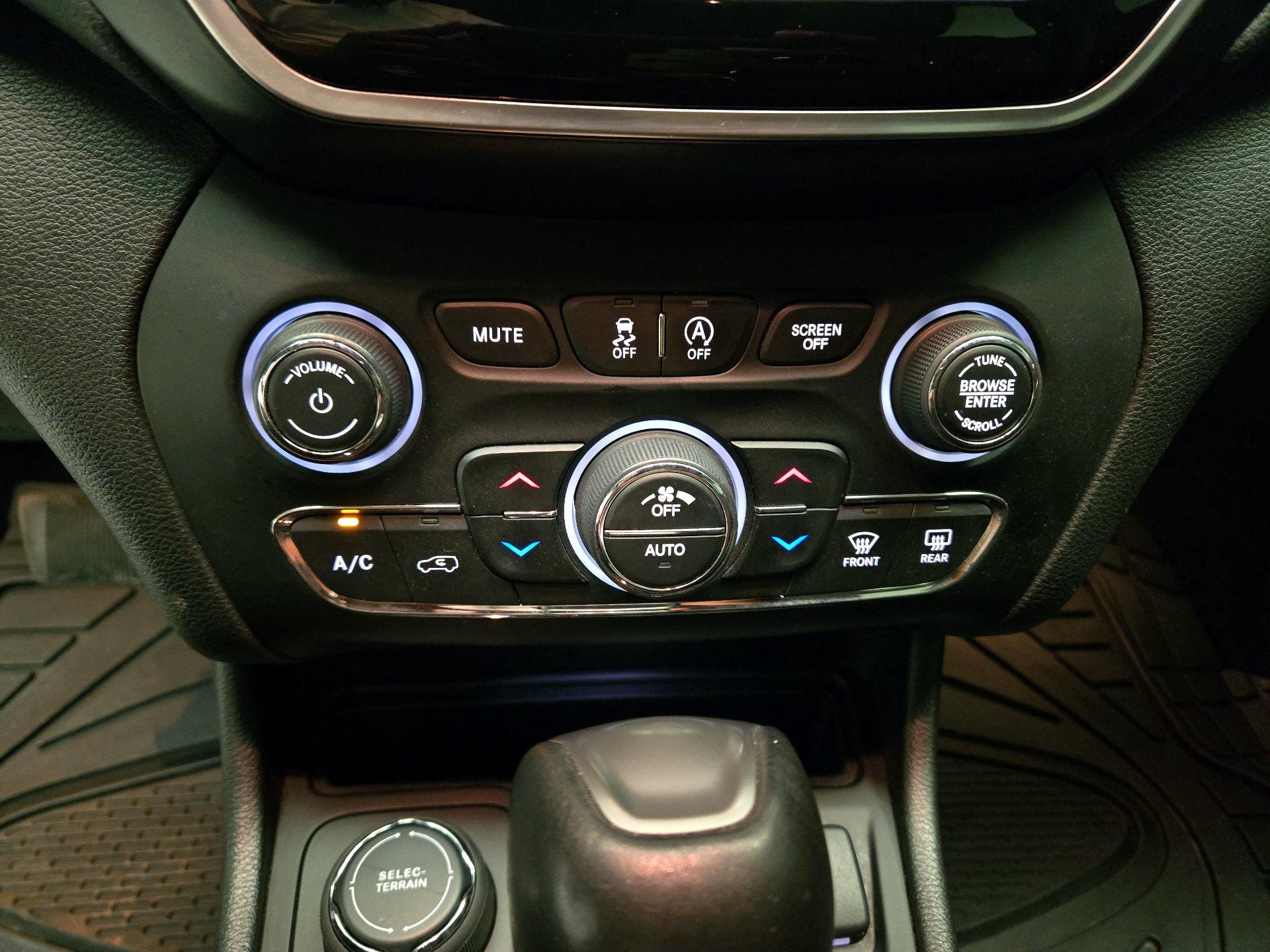 Thumbnail: 2020 Jeep Cherokee - 17