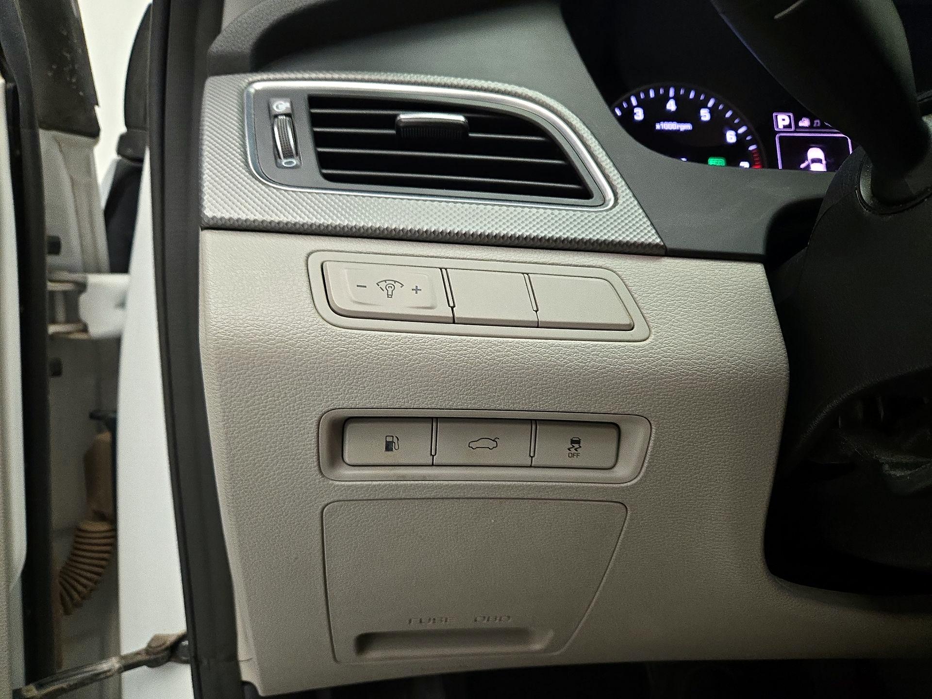 Thumbnail: 2015 Hyundai Sonata - 13