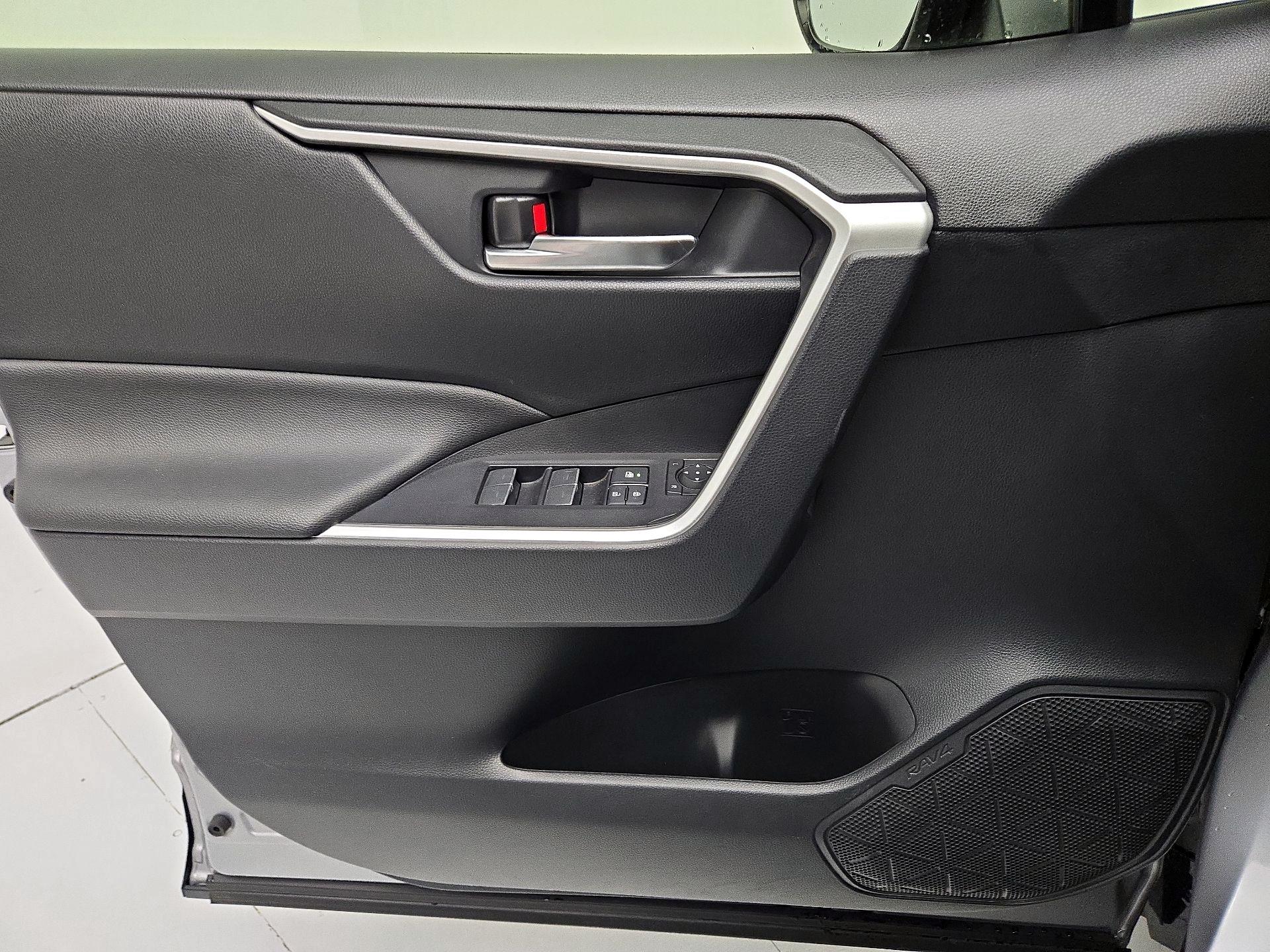 Thumbnail: 2022 Toyota RAV4 - 12