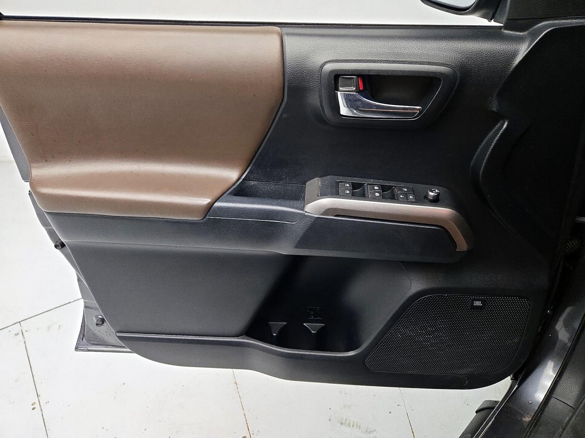 Thumbnail: 2016 Toyota Tacoma - 12
