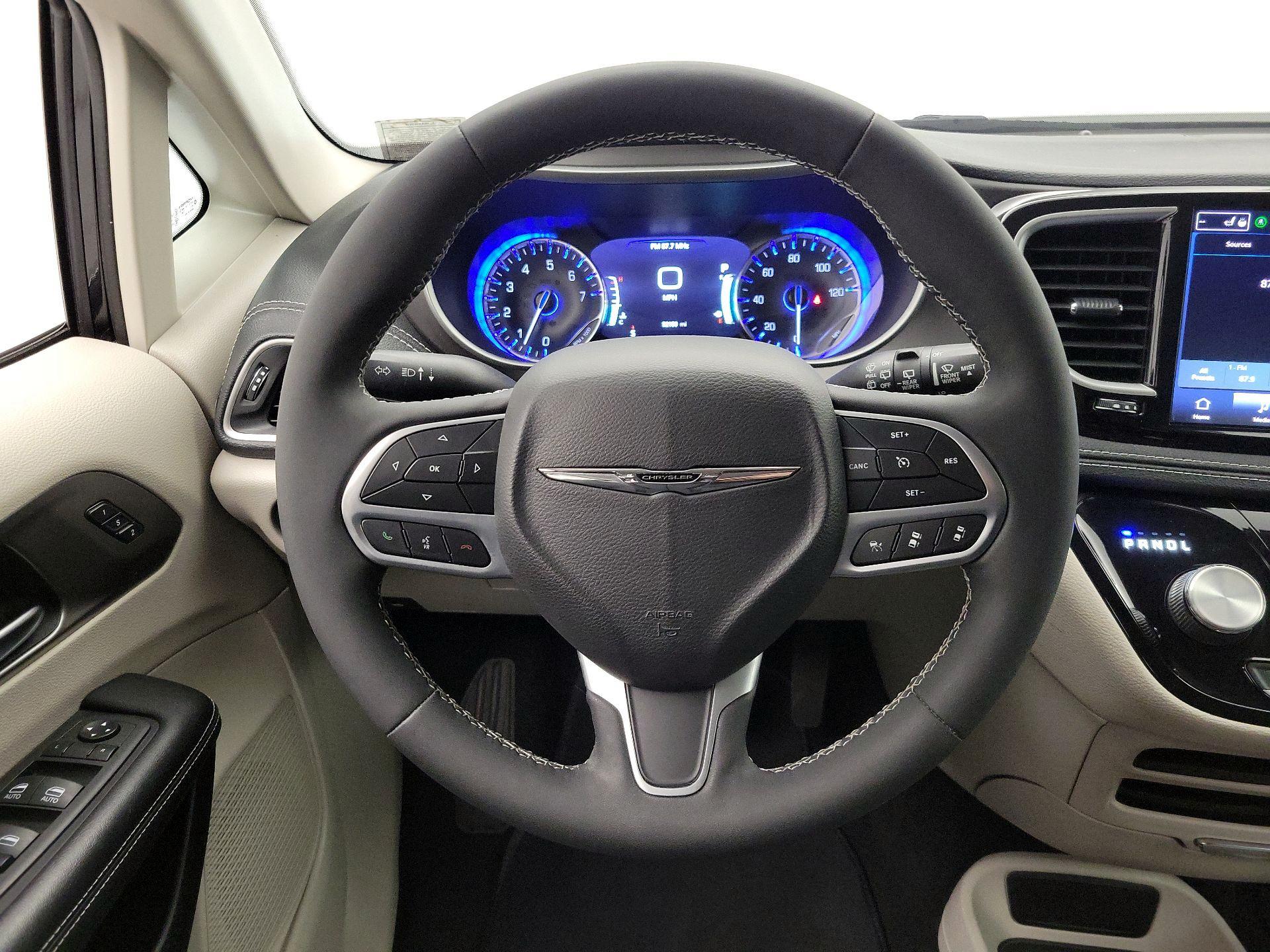 Thumbnail: 2022 Chrysler Pacifica - 10