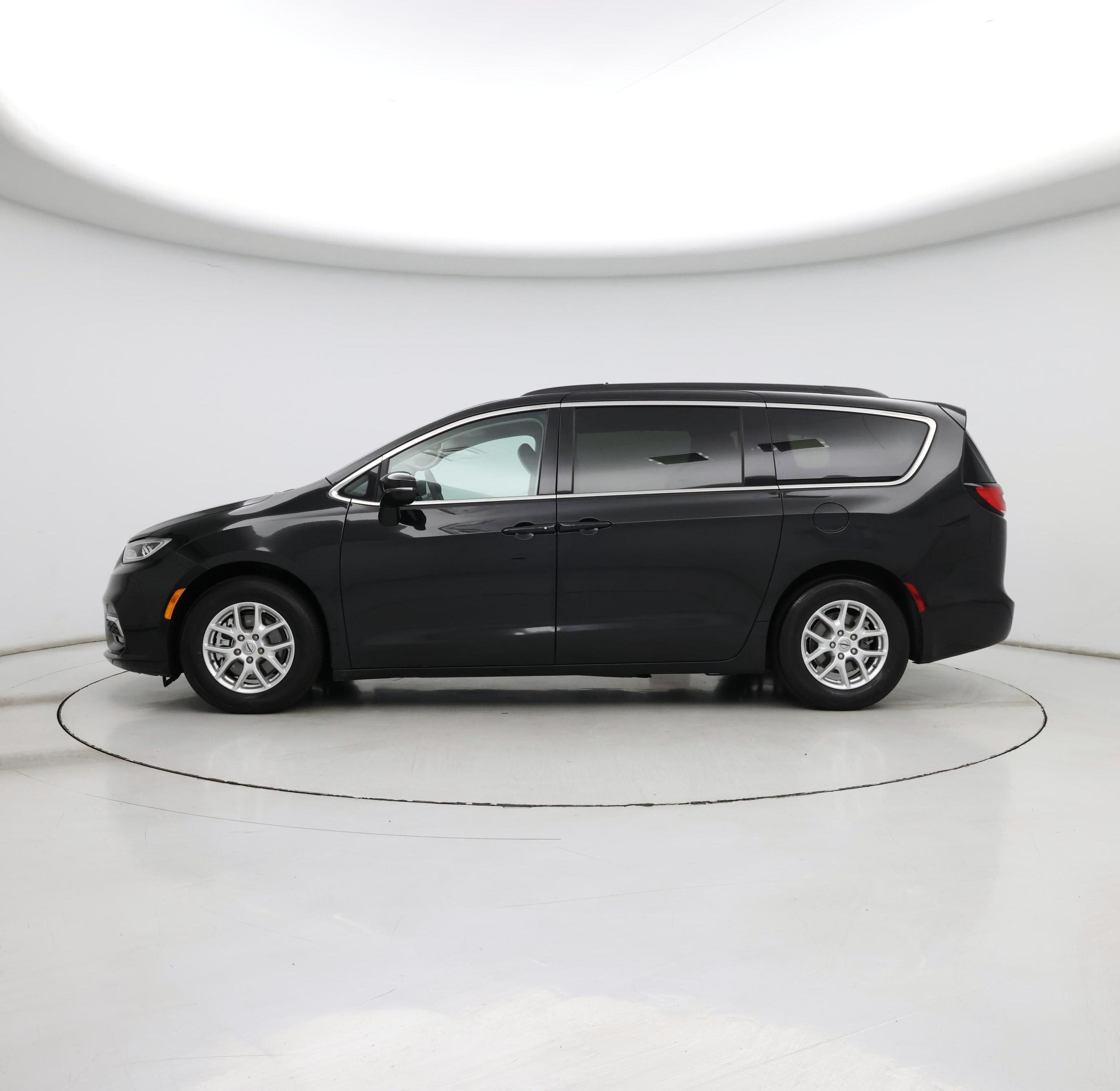 Thumbnail: 2022 Chrysler Pacifica - 3