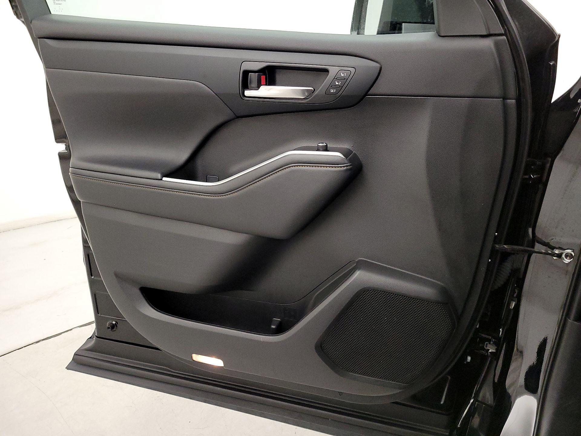 Thumbnail: 2023 Toyota Highlander - 12