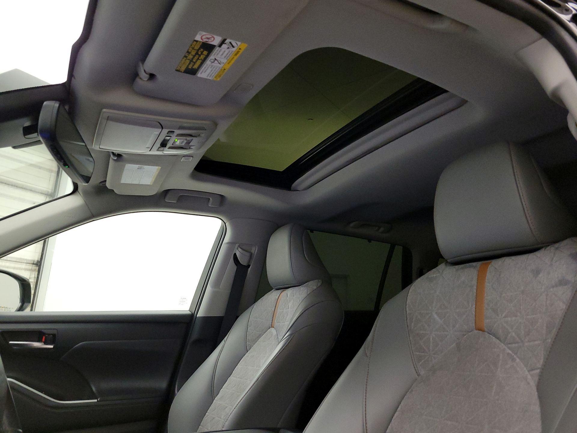 Thumbnail: 2023 Toyota Highlander - 19