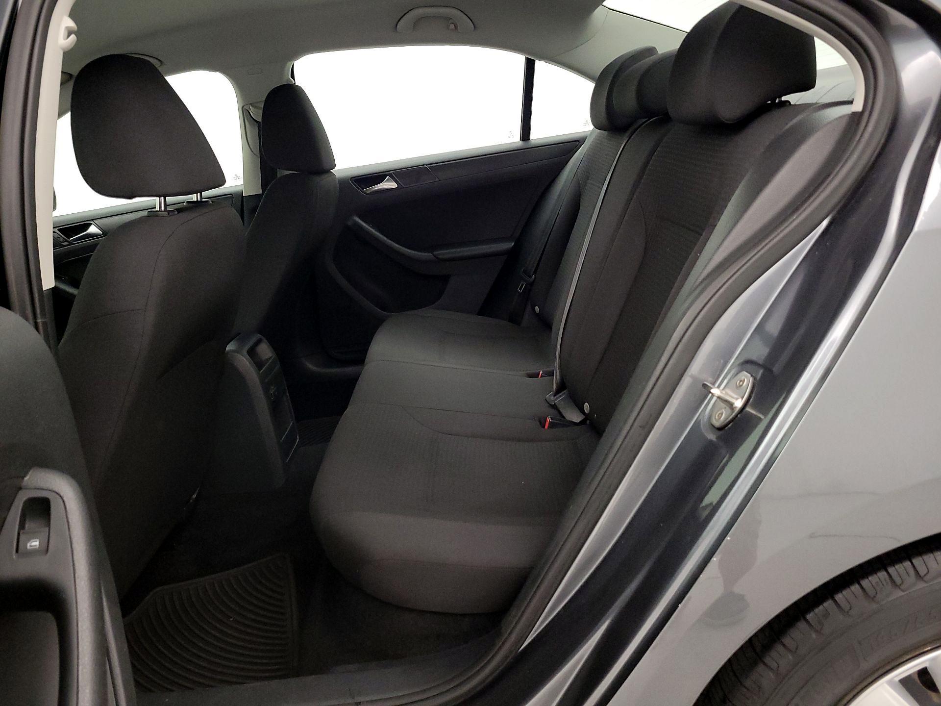 Thumbnail: 2016 Volkswagen Jetta - 18