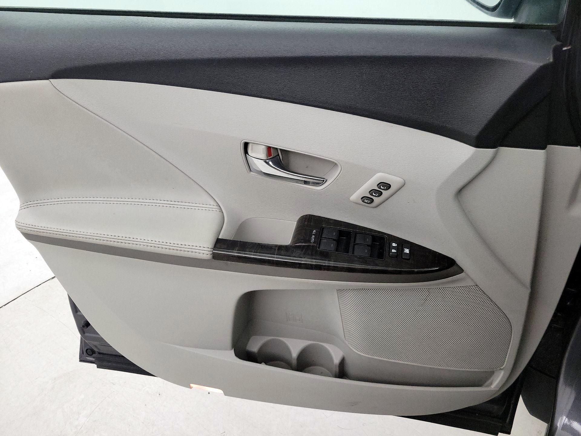 Thumbnail: 2013 Toyota Venza - 12