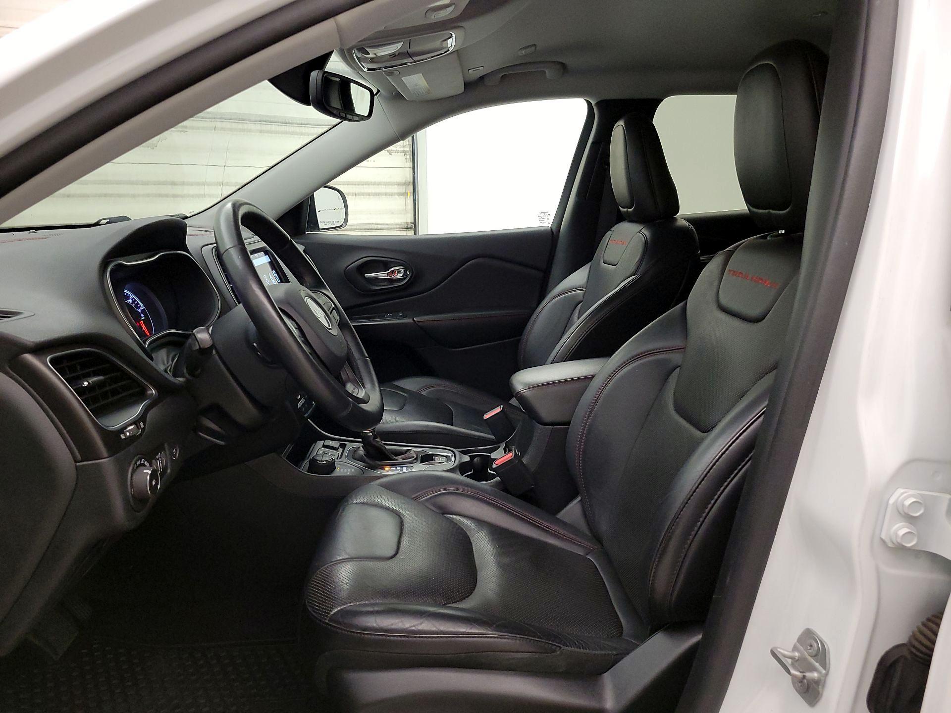 Thumbnail: 2019 Jeep Cherokee - 11