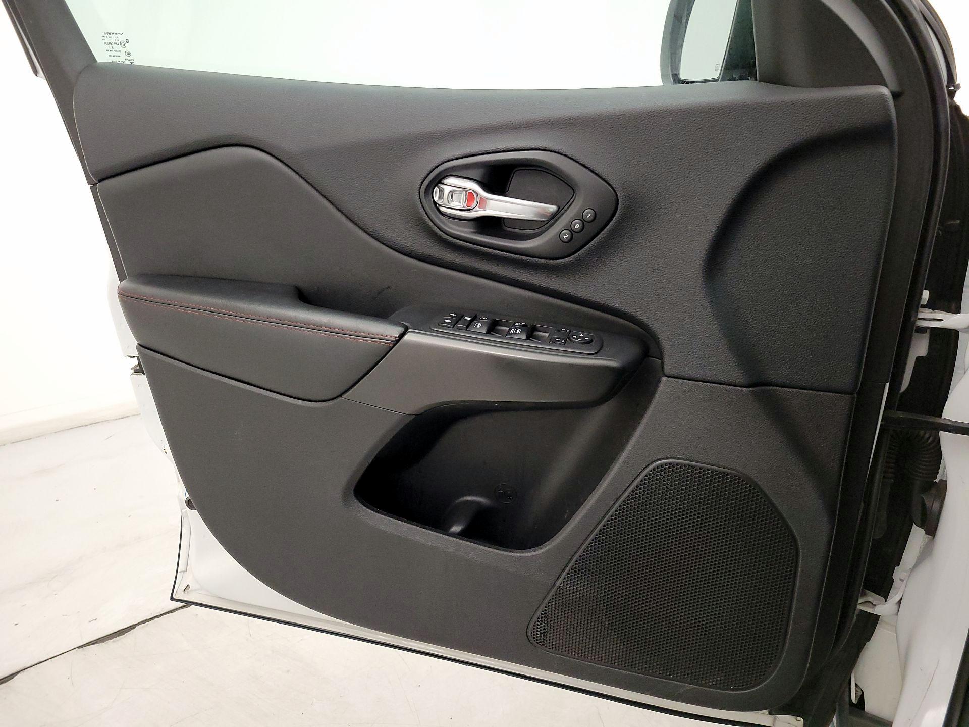Thumbnail: 2019 Jeep Cherokee - 12