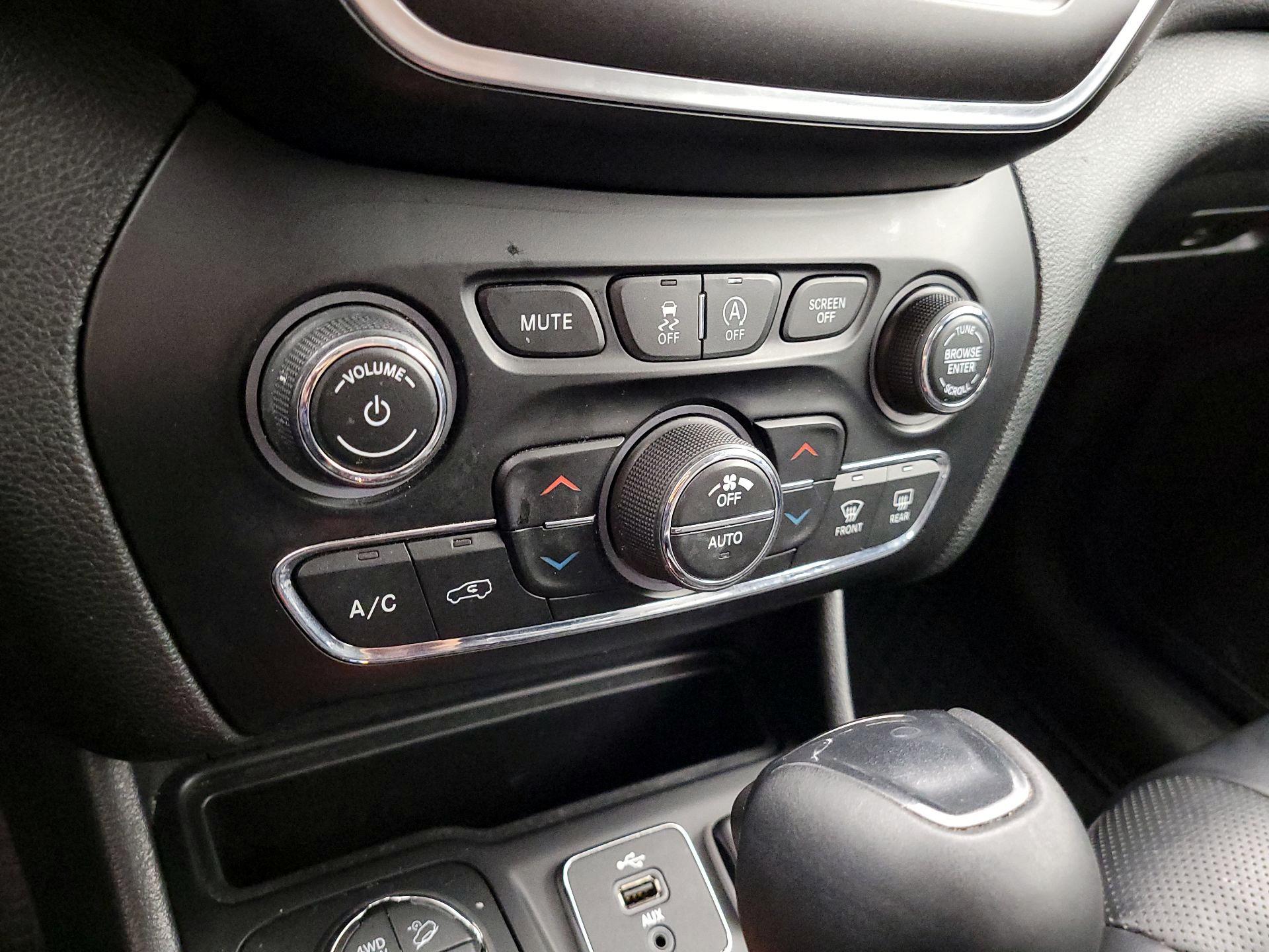 Thumbnail: 2019 Jeep Cherokee - 17