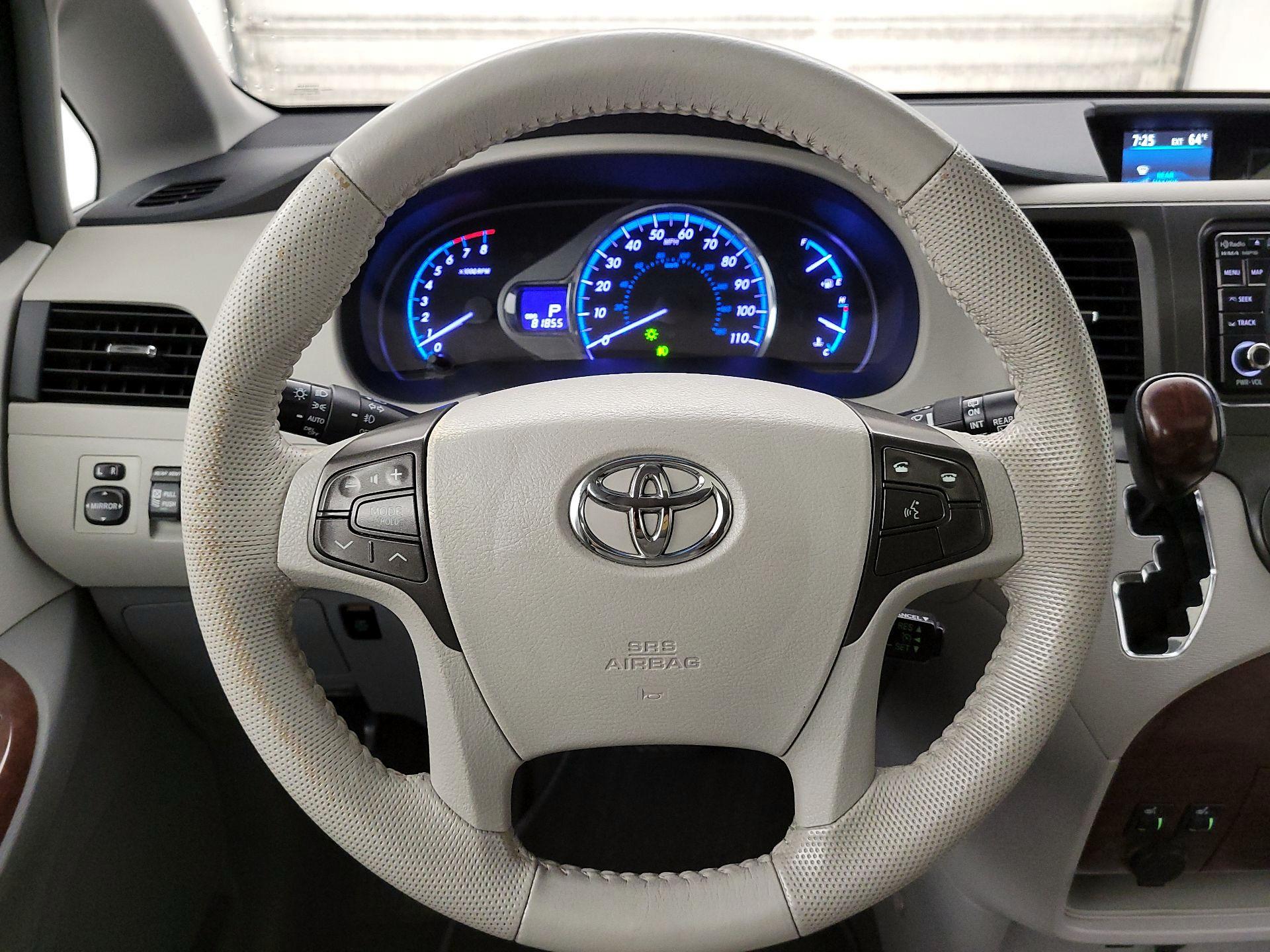 Thumbnail: 2014 Toyota Sienna - 10