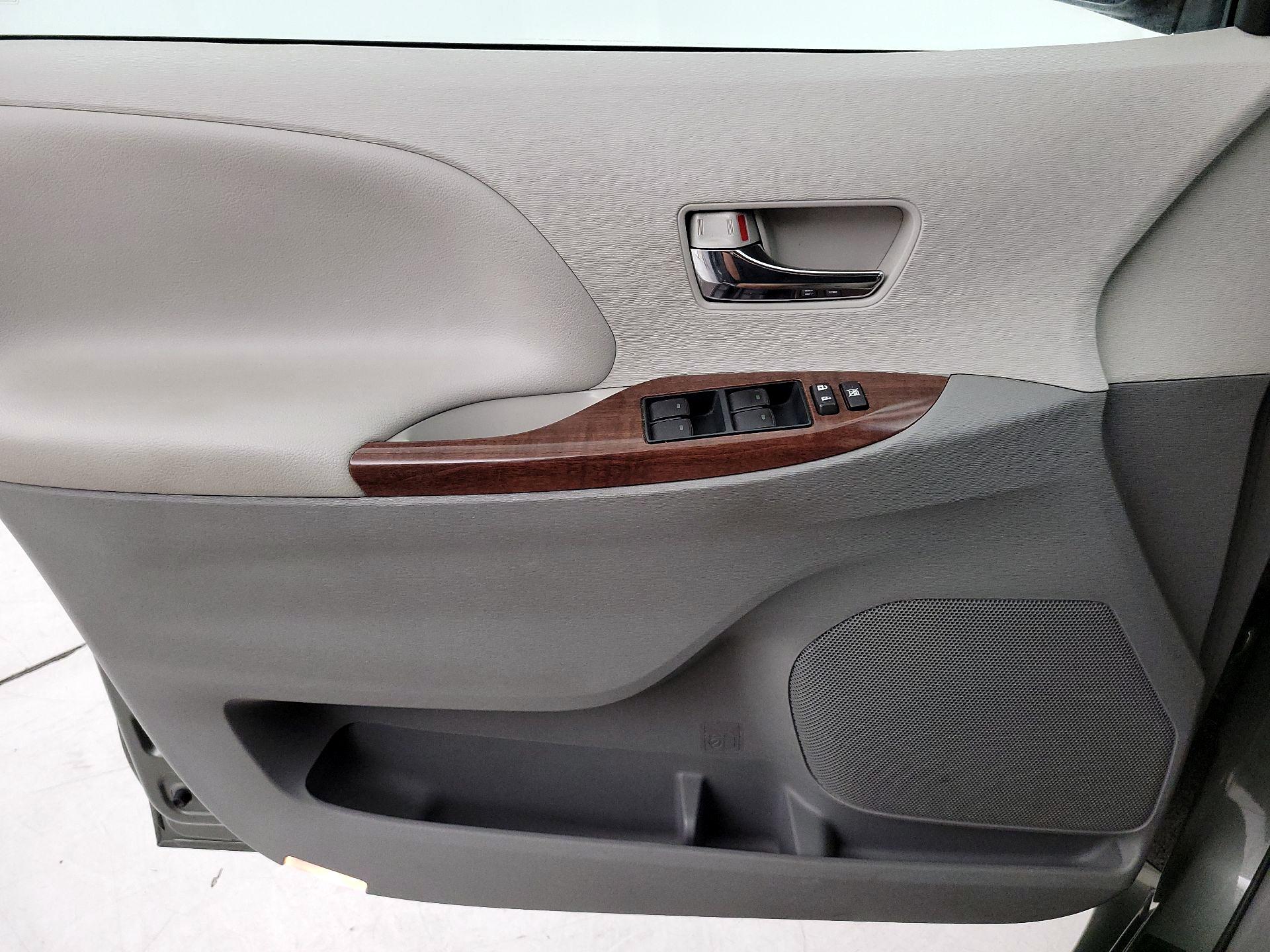 Thumbnail: 2014 Toyota Sienna - 12