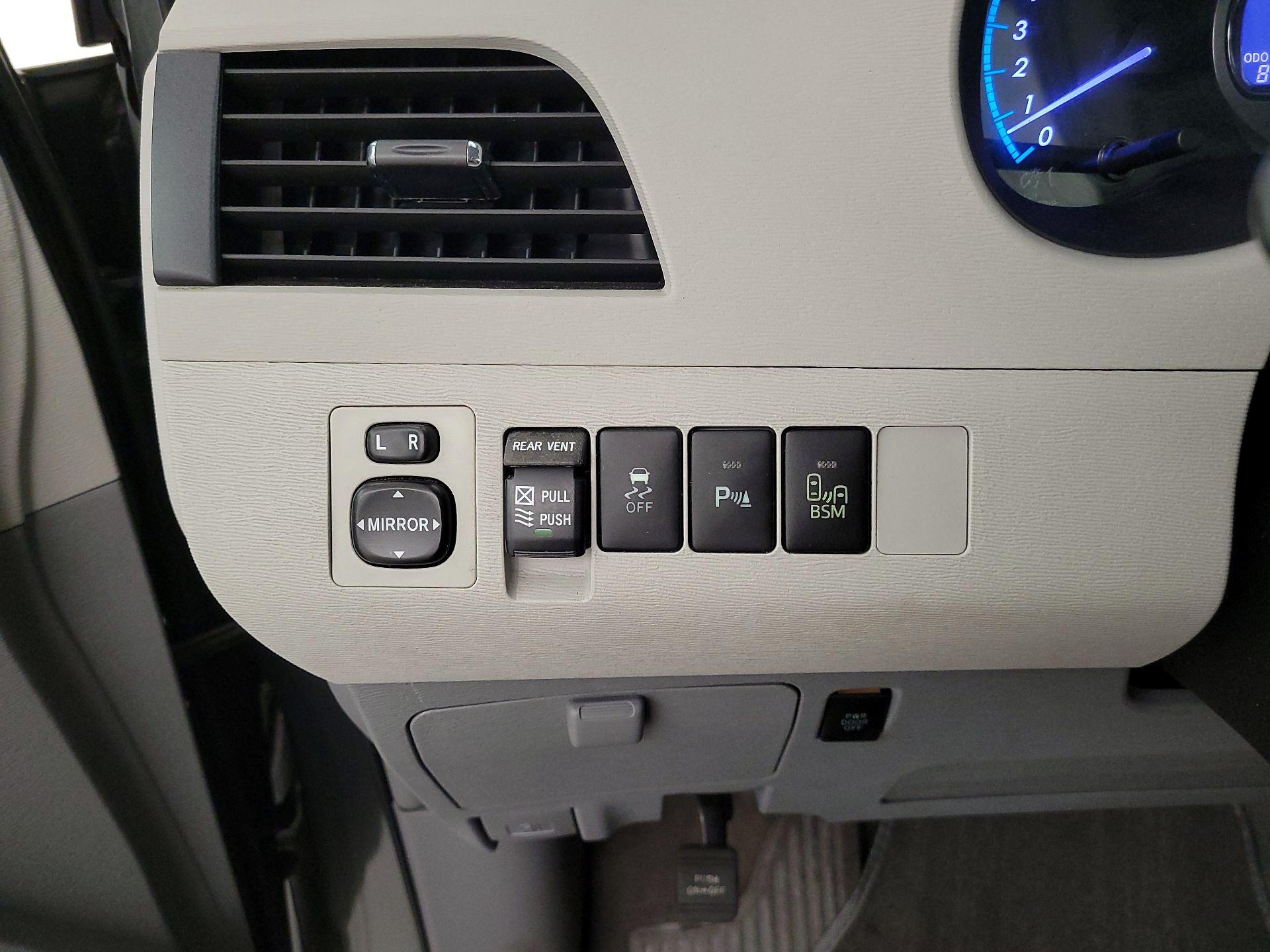 Thumbnail: 2014 Toyota Sienna - 13