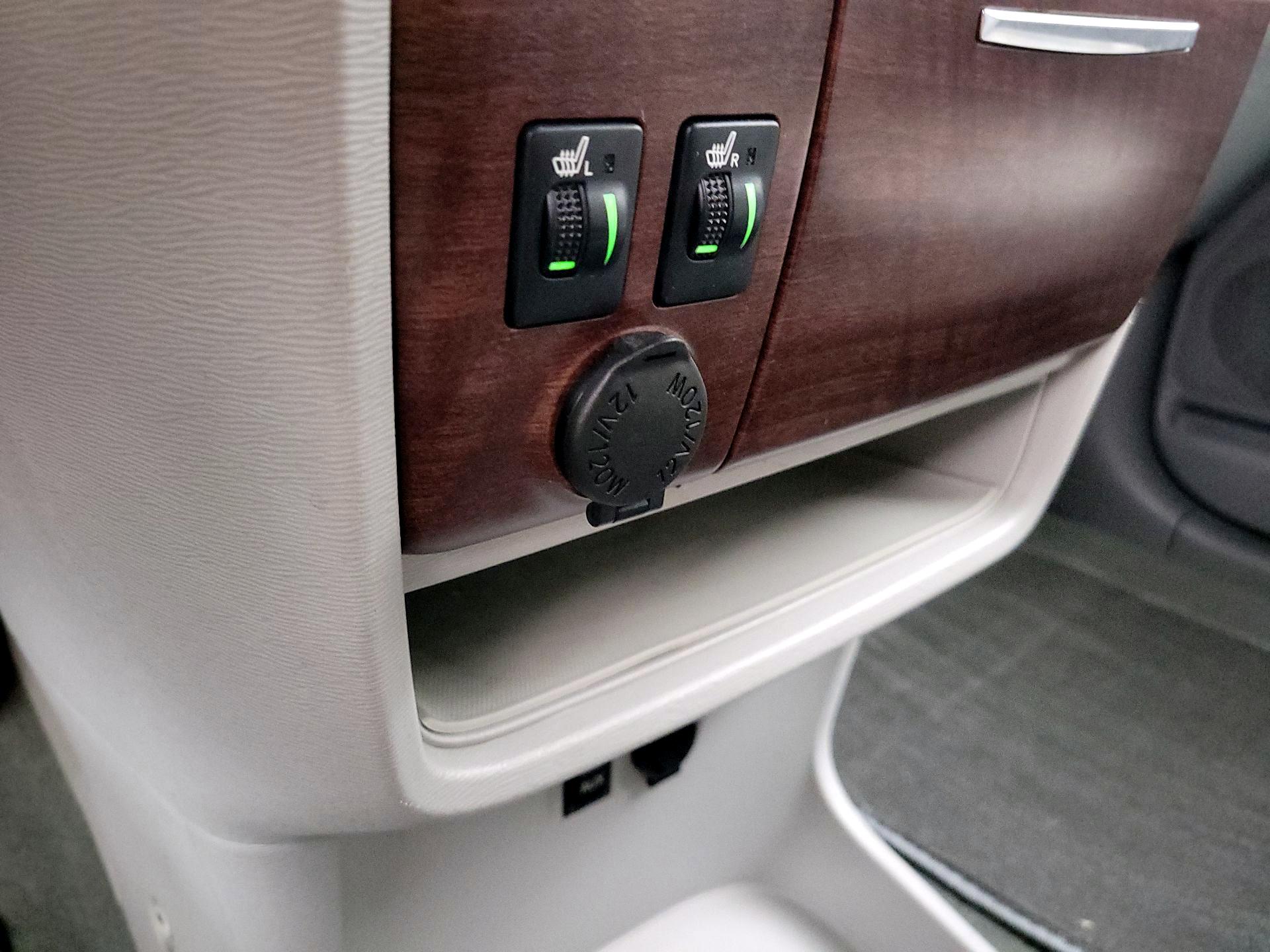 Thumbnail: 2014 Toyota Sienna - 19