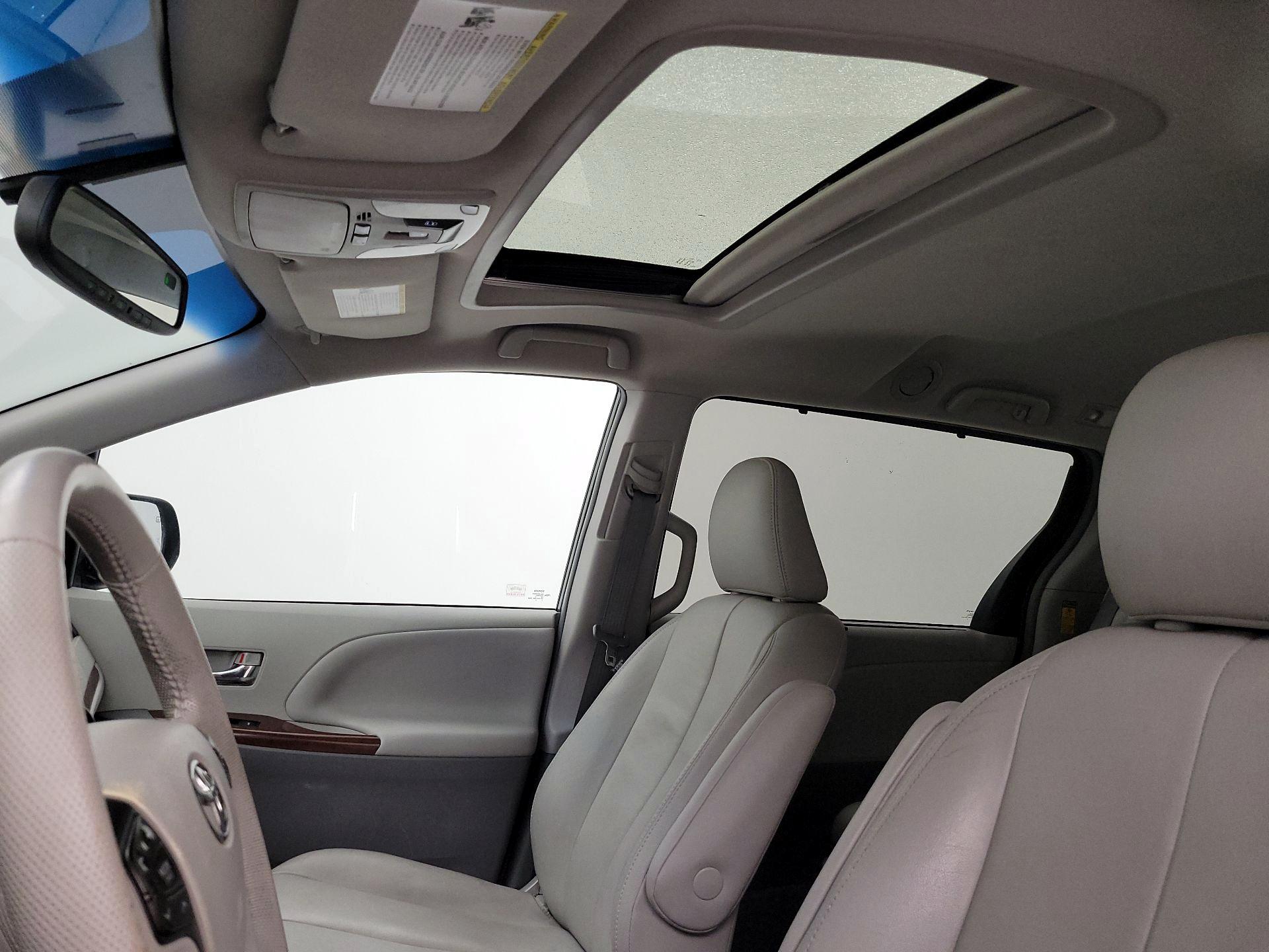 Thumbnail: 2014 Toyota Sienna - 20