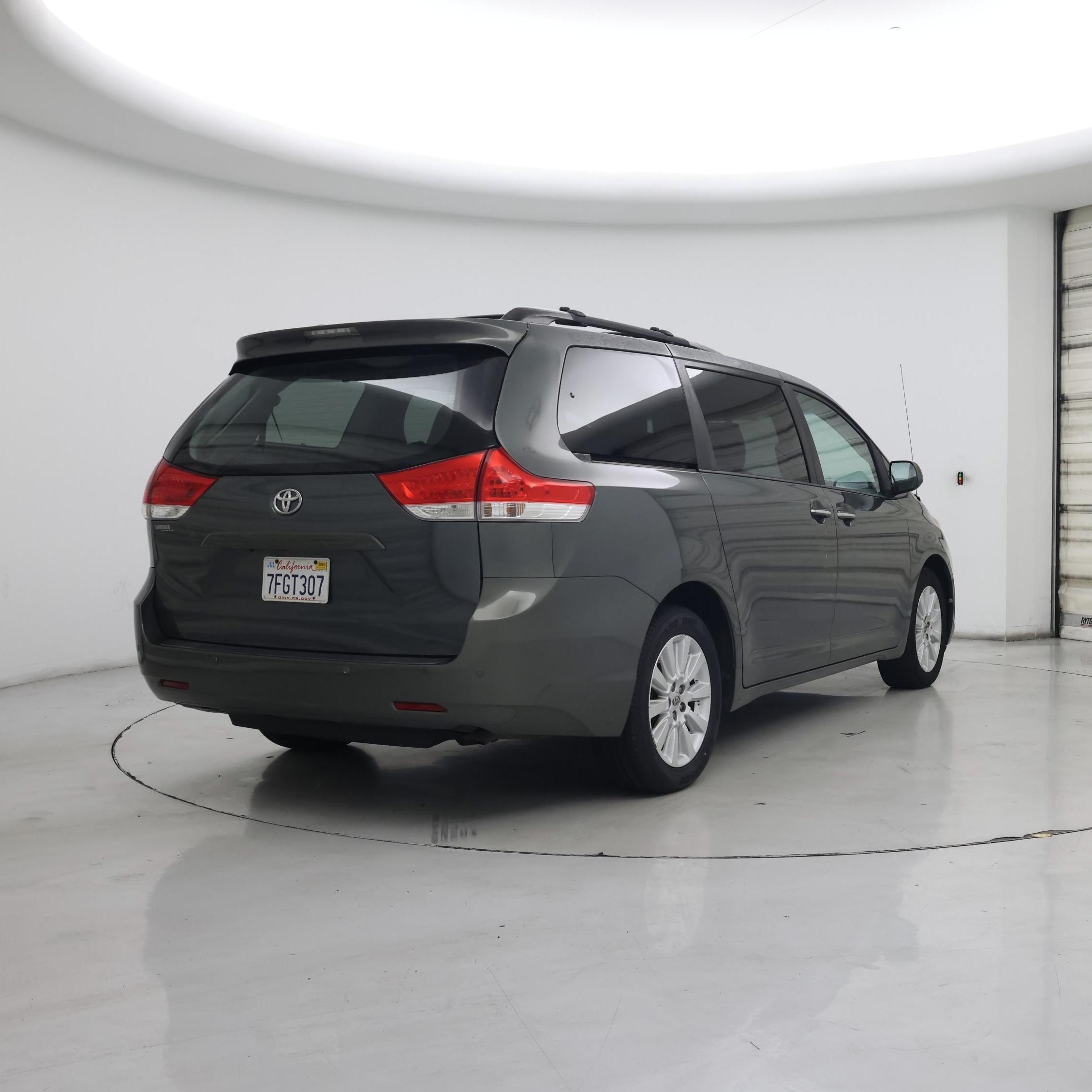 Thumbnail: 2014 Toyota Sienna - 8