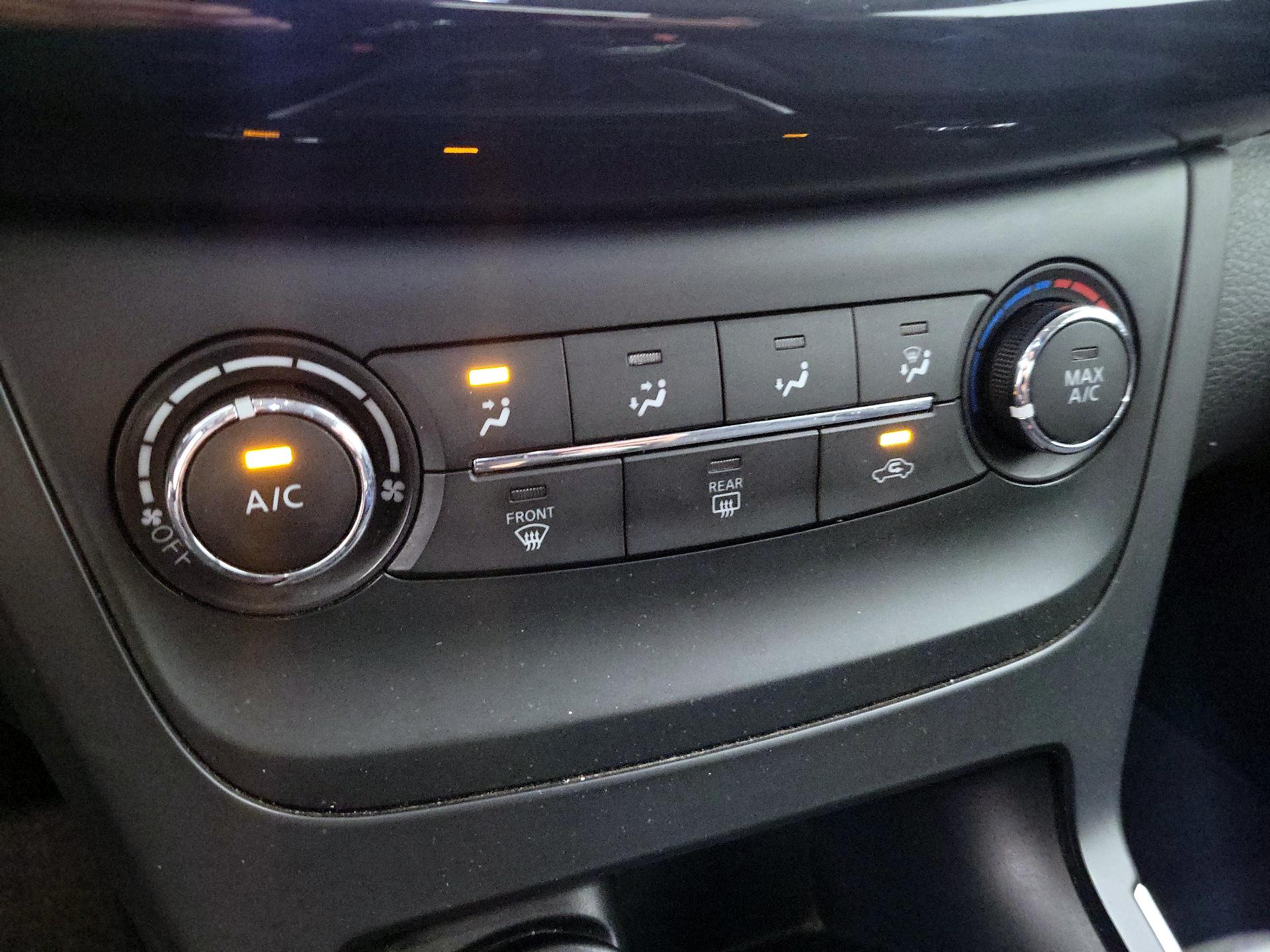 Thumbnail: 2016 Nissan Sentra - 16