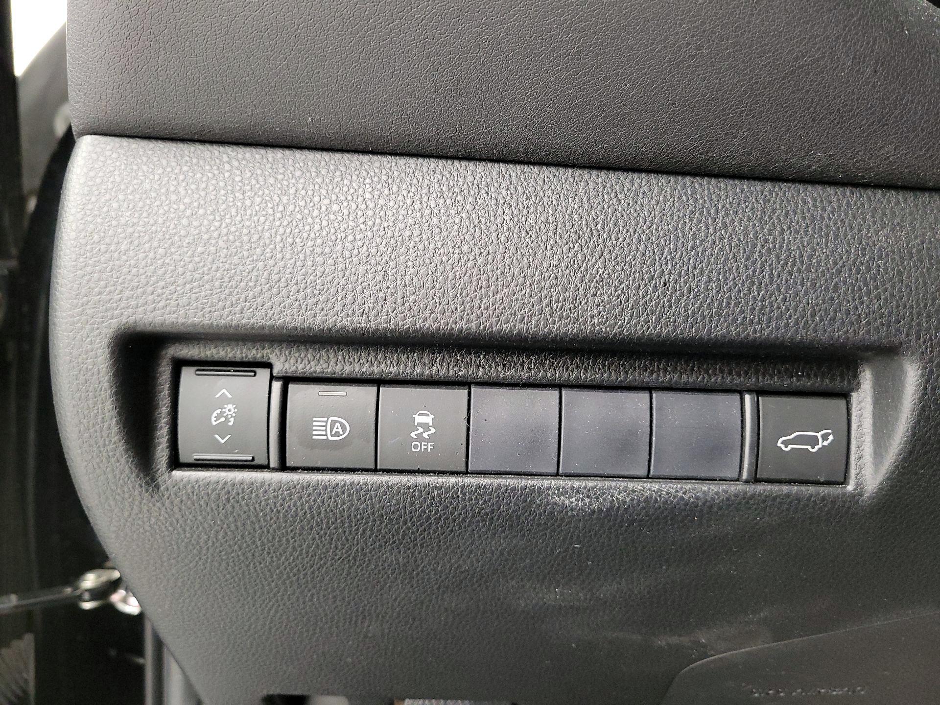 Thumbnail: 2021 Toyota Venza - 13