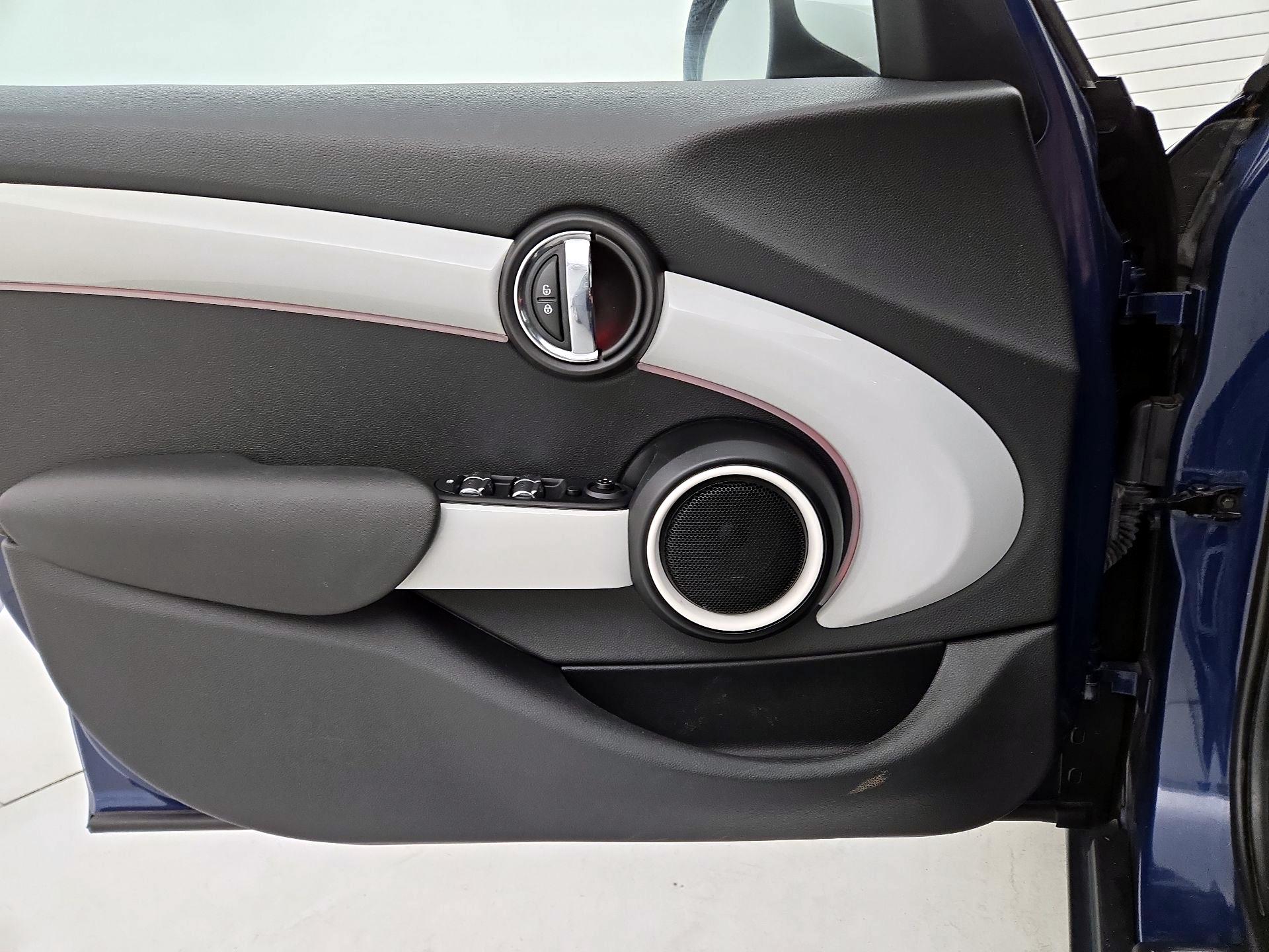 Thumbnail: 2016 MINI Cooper Hardtop - 10