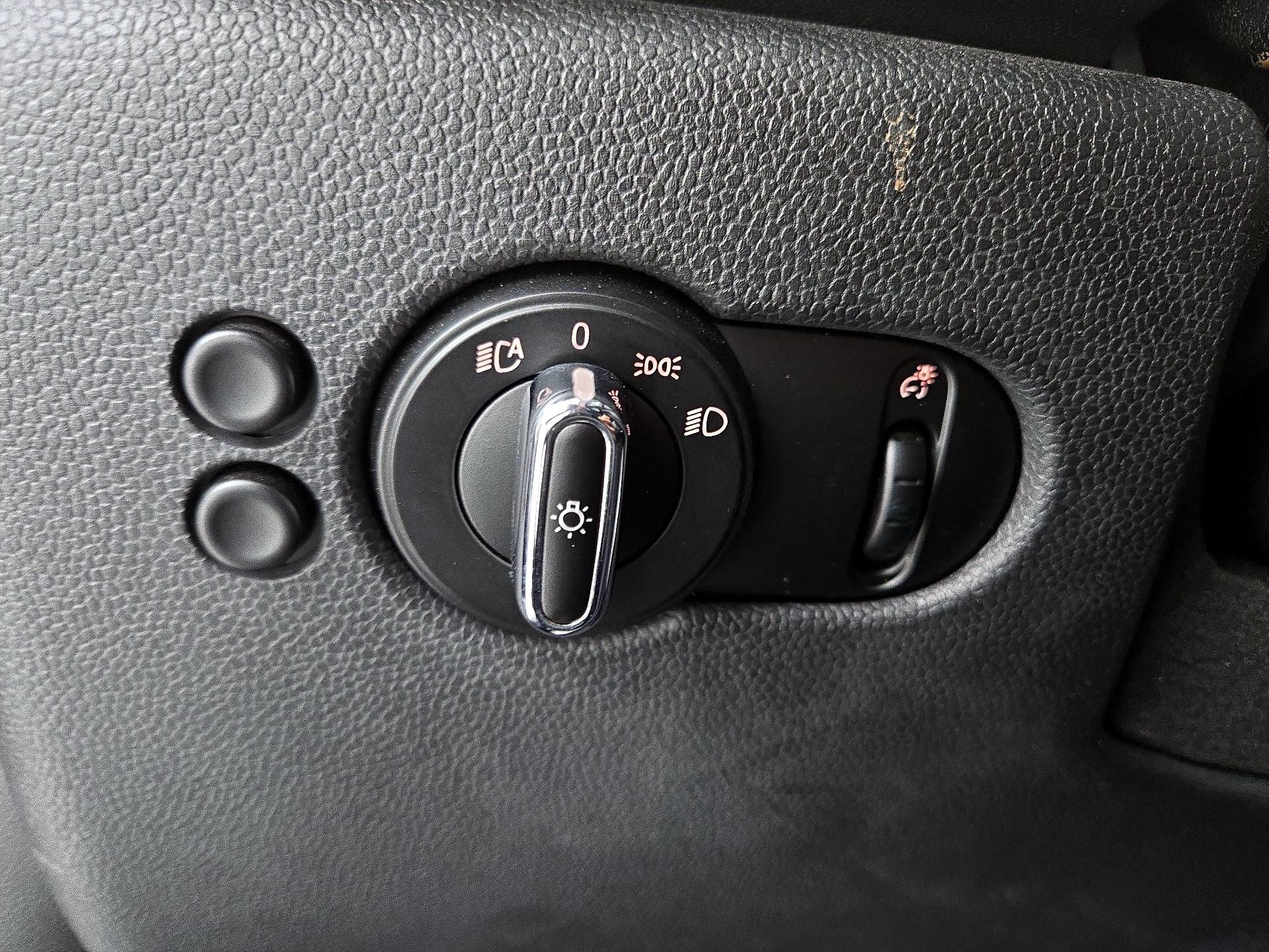 Thumbnail: 2016 MINI Cooper Hardtop - 11