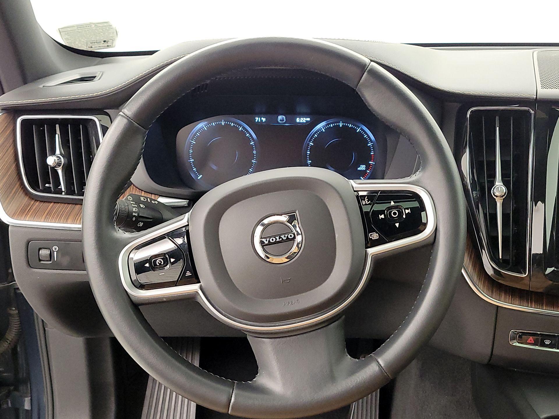 Thumbnail: 2021 Volvo XC60 - 10