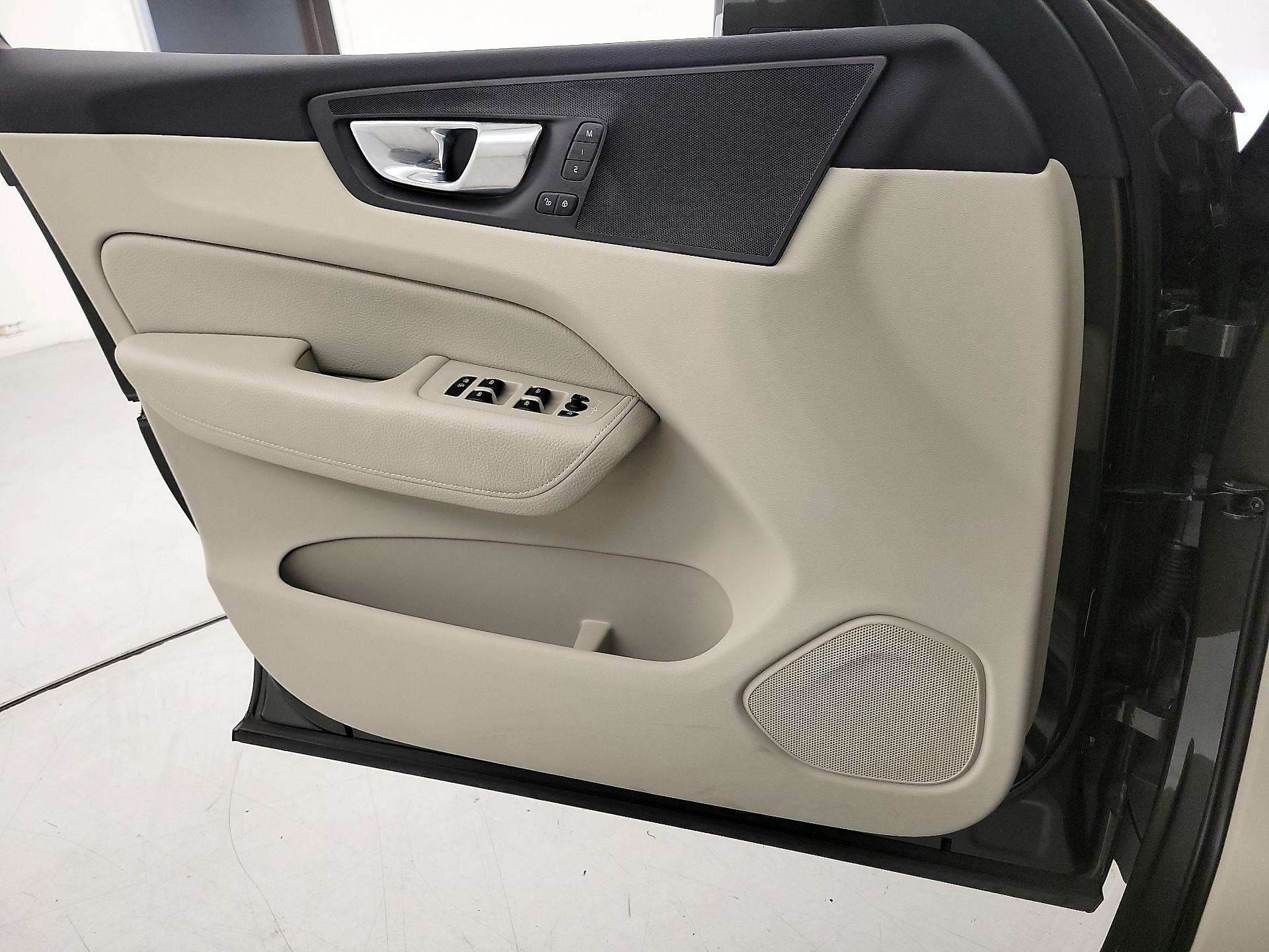 Thumbnail: 2019 Volvo XC60 - 12