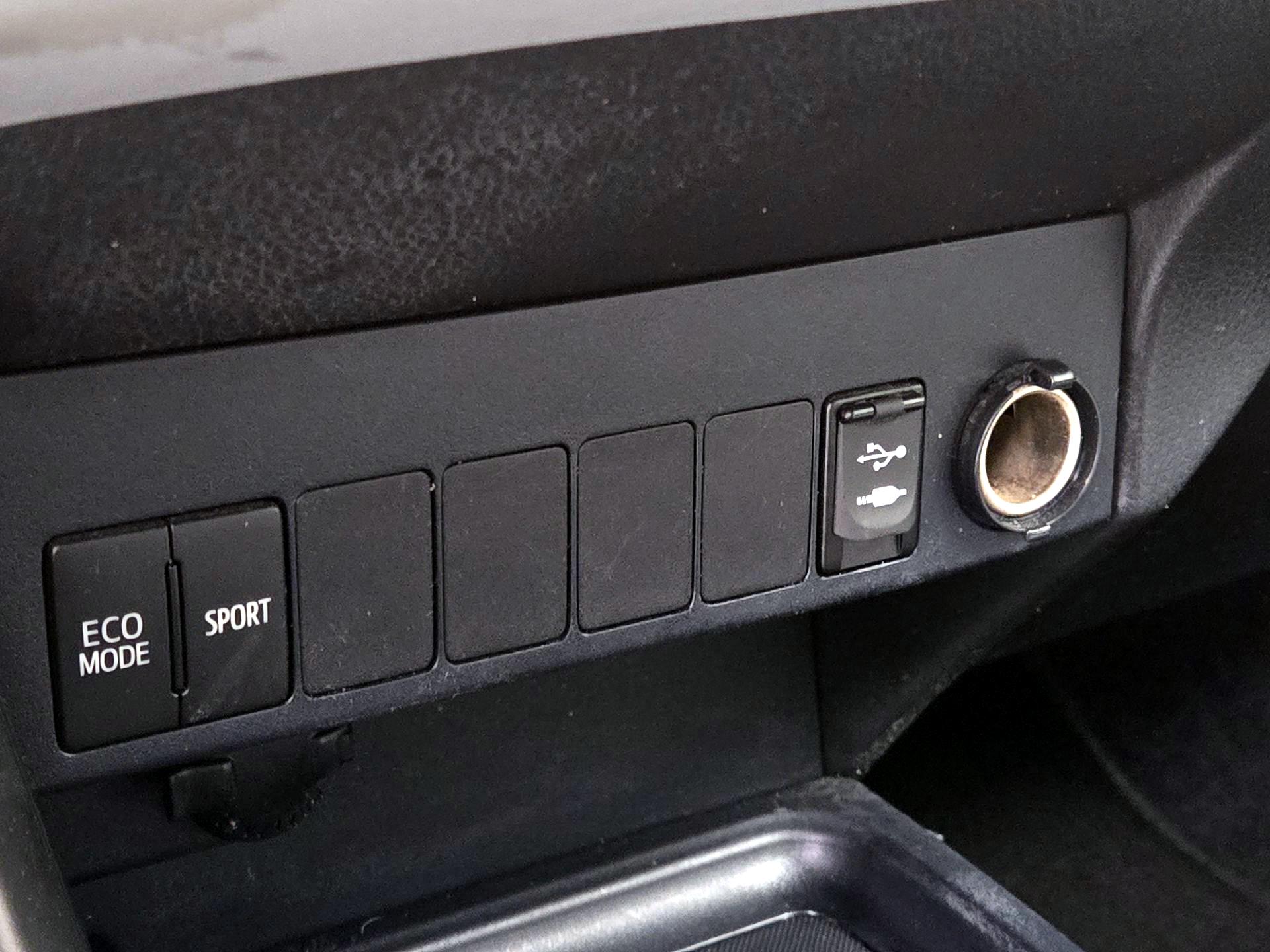 Thumbnail: 2013 Toyota RAV4 - 18